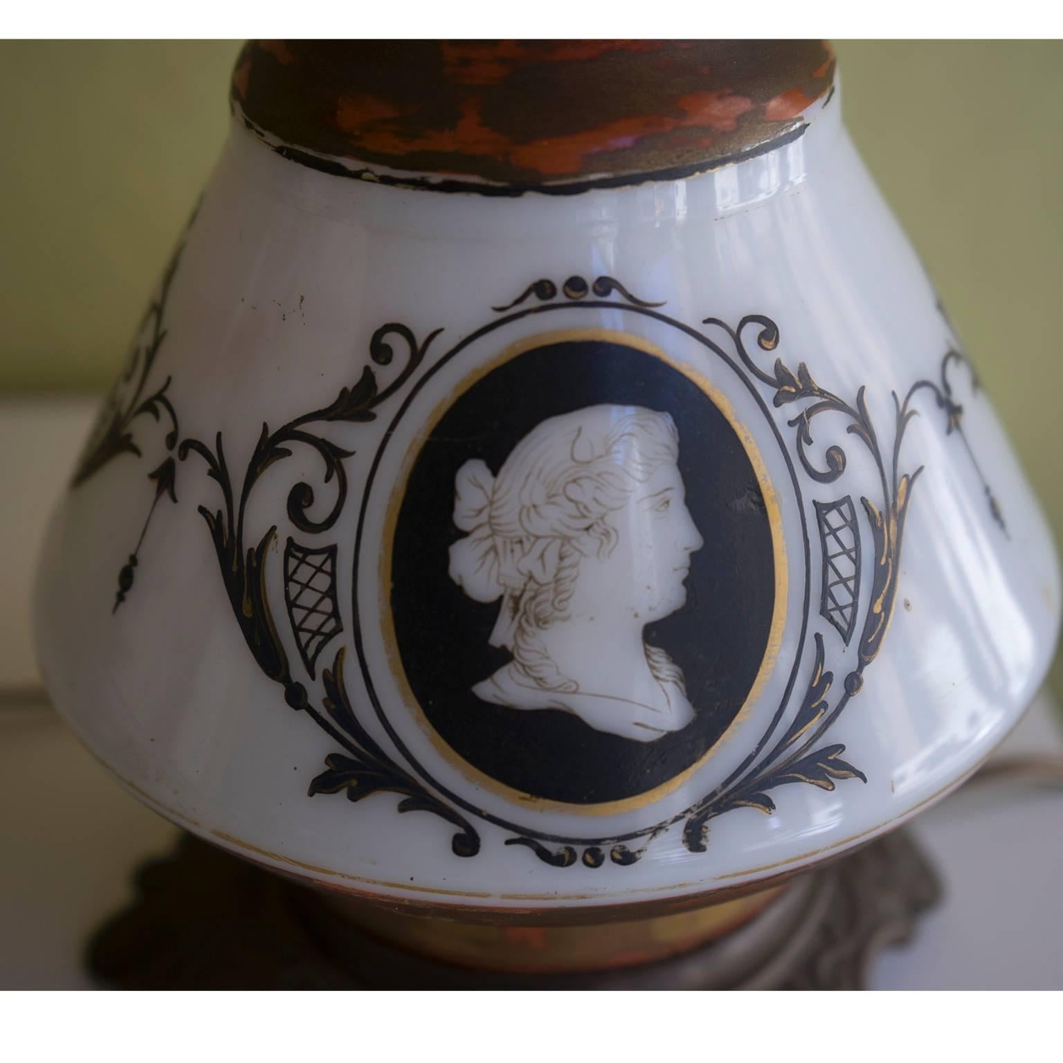 Pair of 19th Century French Porcelain Hand-Painted Cameo Lamps In Excellent Condition For Sale In New York, NY