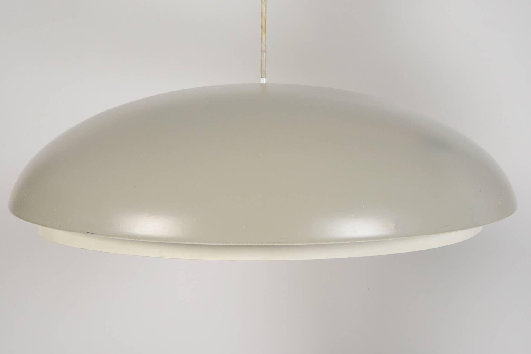Designed in 1967 by Vilhelm Wohlert & Jørgen Bo for Louis Poulsen, this large pendant offers three interior sockets and a diffusing ring for a bright, warm glow. The original grey lacquered dome of this California pendant is perfect for any room in