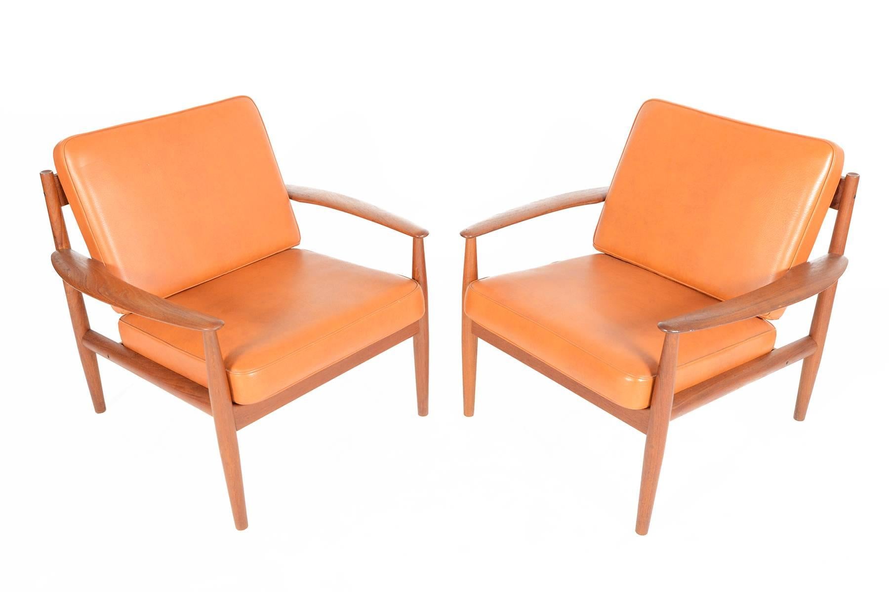 This beautifully sculpted pair of teak lounge chairs was designed by Grete Jalk for France and Son in the 1950s. Excellently crafted in solid teak, this pair will make the perfect addition to any modern home. Large cigar style armrests and contoured