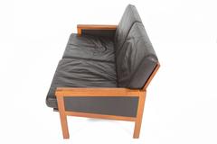 Illum Wikkelsø Loveseat Modelo Capella en teca + cuero