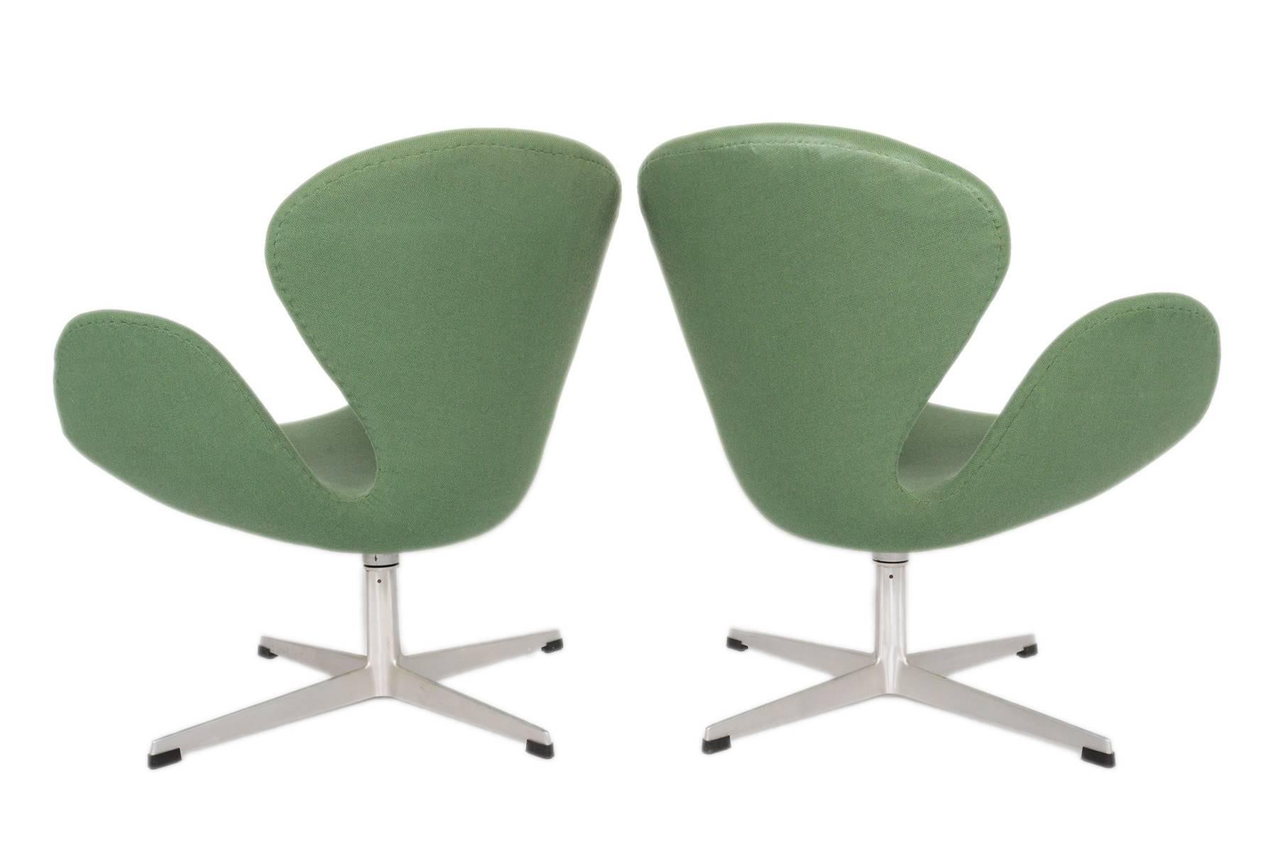 Pair of Danish Modern Mid Century Arne Jacobsen Swan Chairs in Green In Excellent Condition In Berkeley, CA