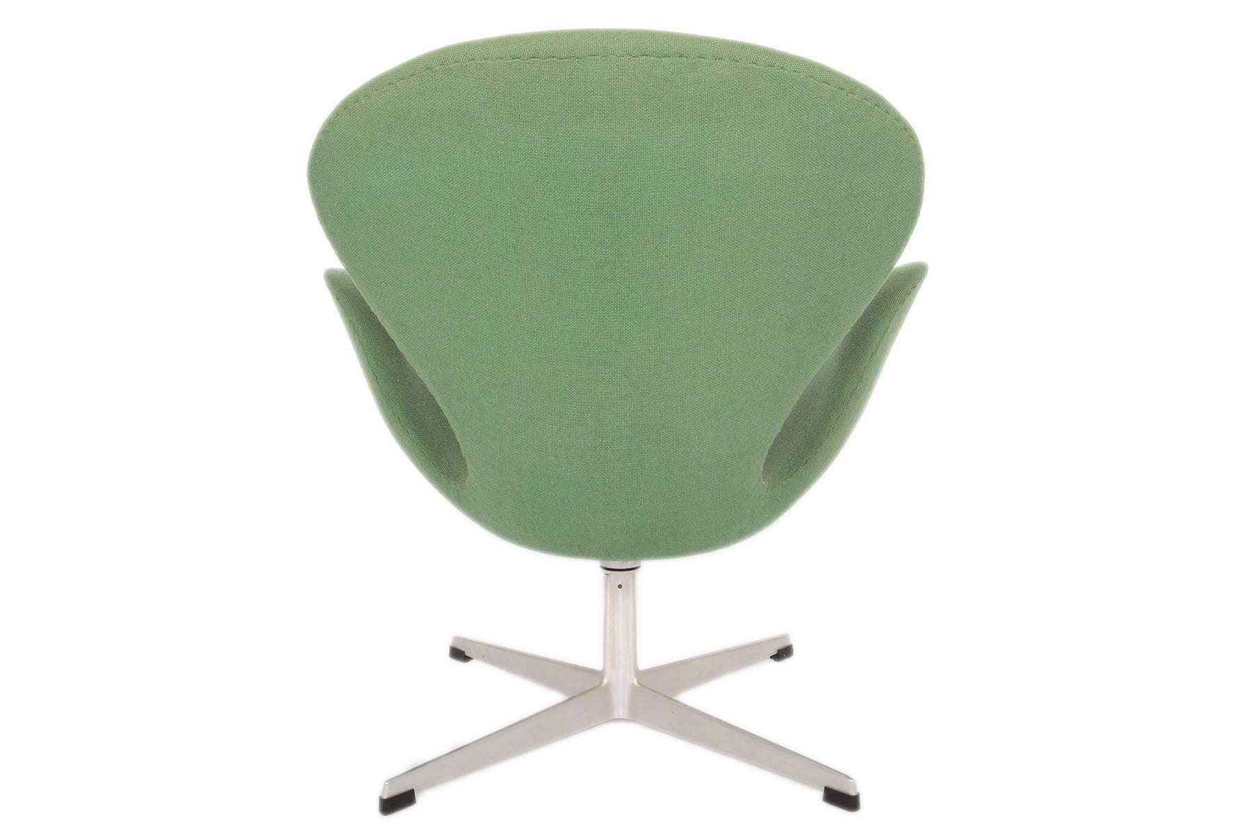Pair of Danish Modern Mid Century Arne Jacobsen Swan Chairs in Green 1
