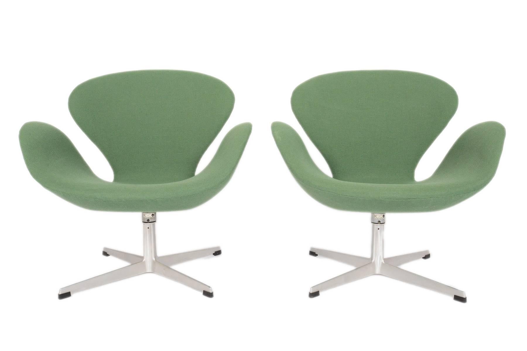 20th Century Pair of Danish Modern Mid Century Arne Jacobsen Swan Chairs in Green