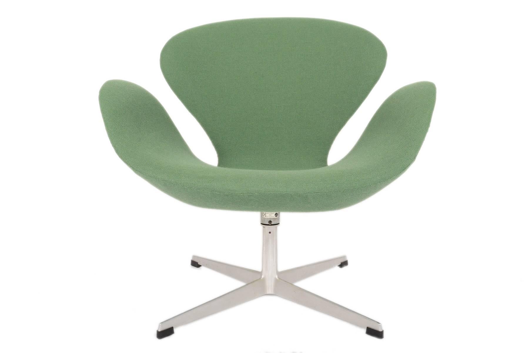 Pair of Danish Modern Mid Century Arne Jacobsen Swan Chairs in Green 2