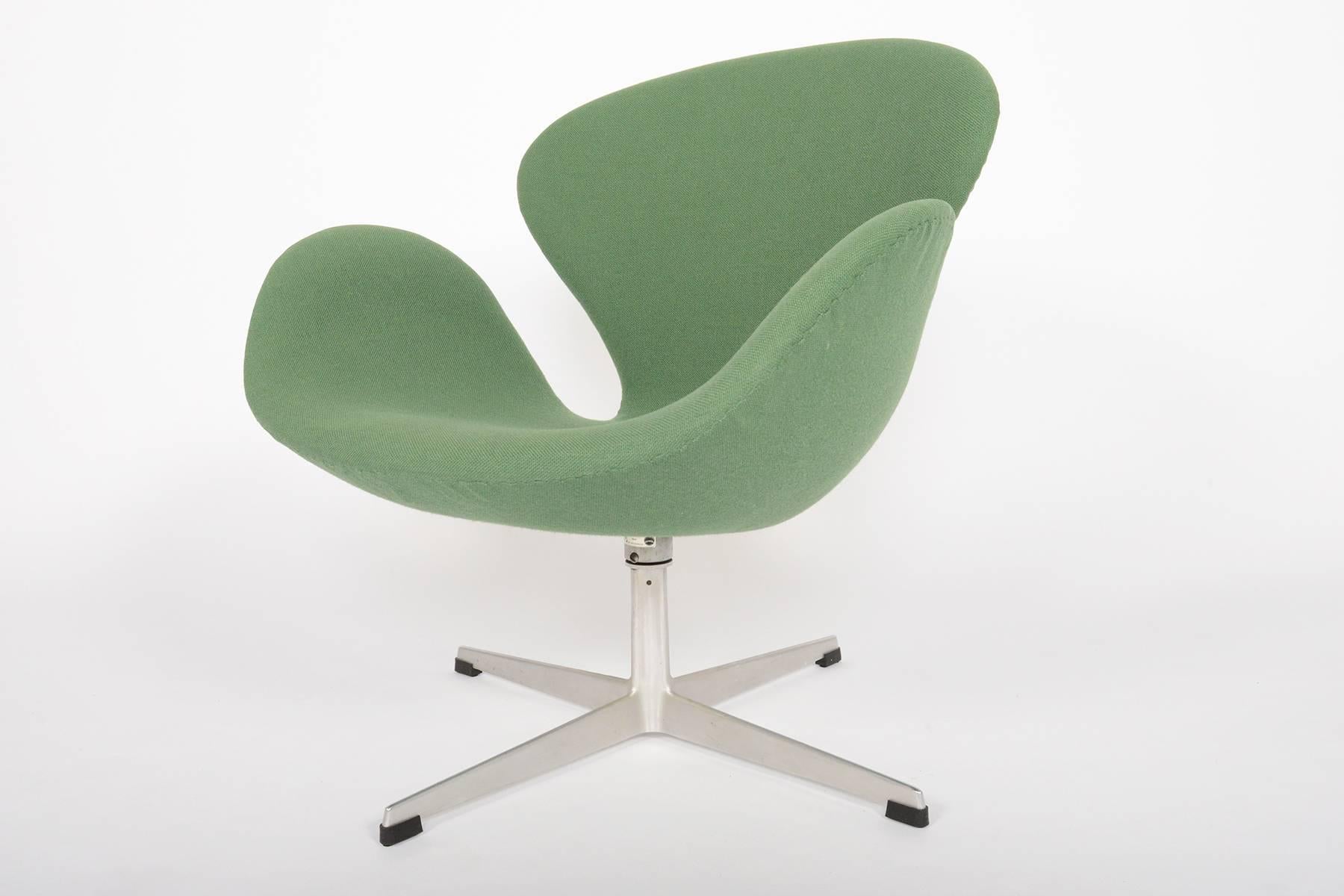 Pair of Danish Modern Mid Century Arne Jacobsen Swan Chairs in Green 3