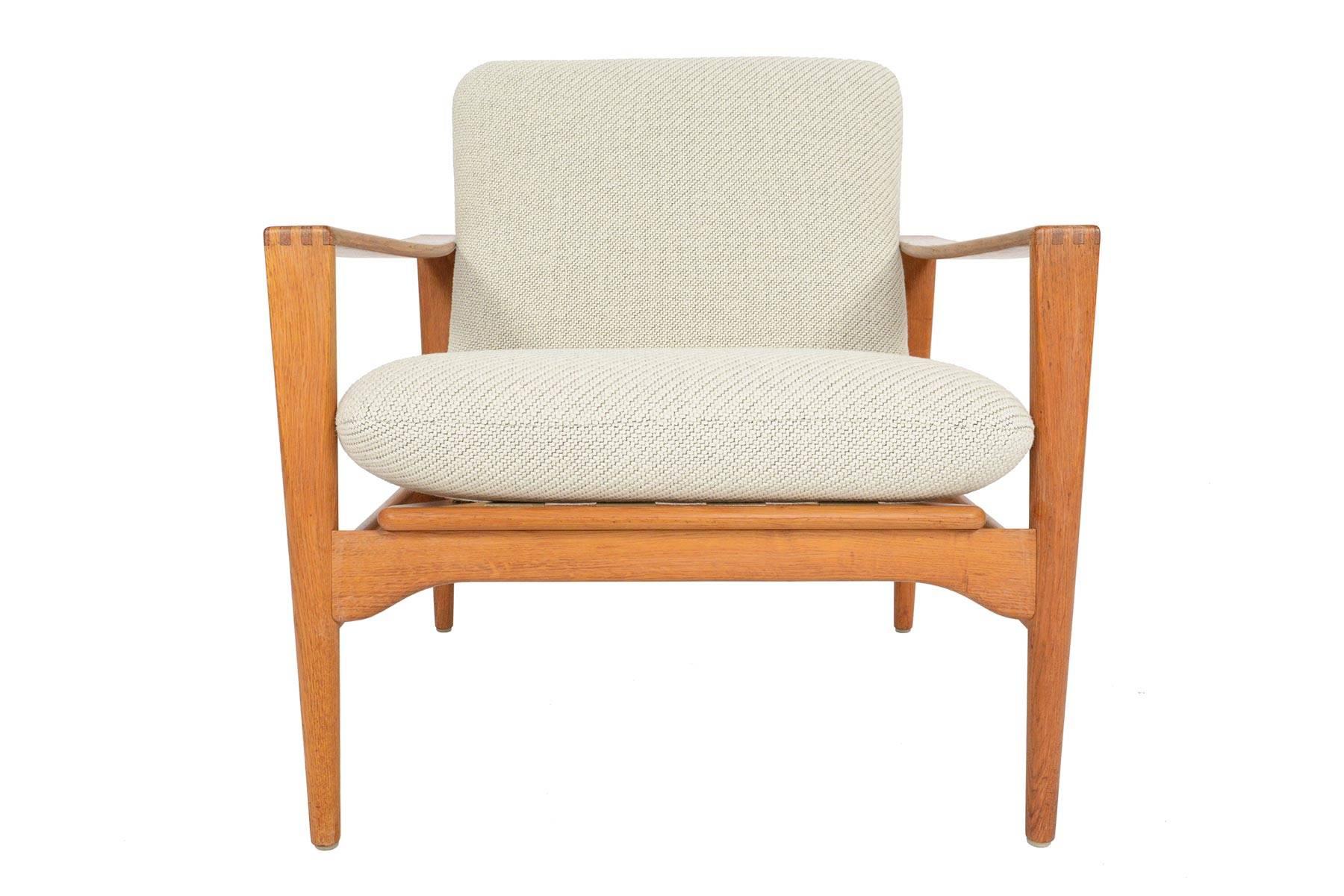 Illum Wikkelsø Ek Lounge Chair in Oak               4