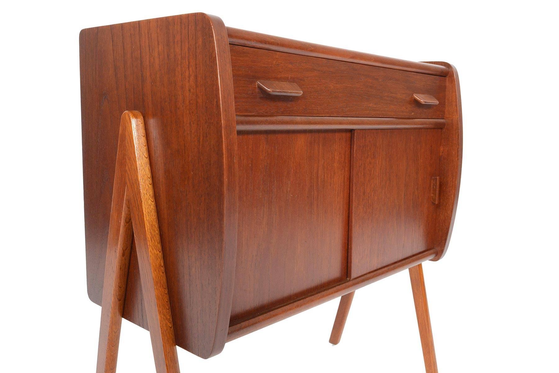 Danish Modern Teak and Oak V-Legged Entry Chest 3