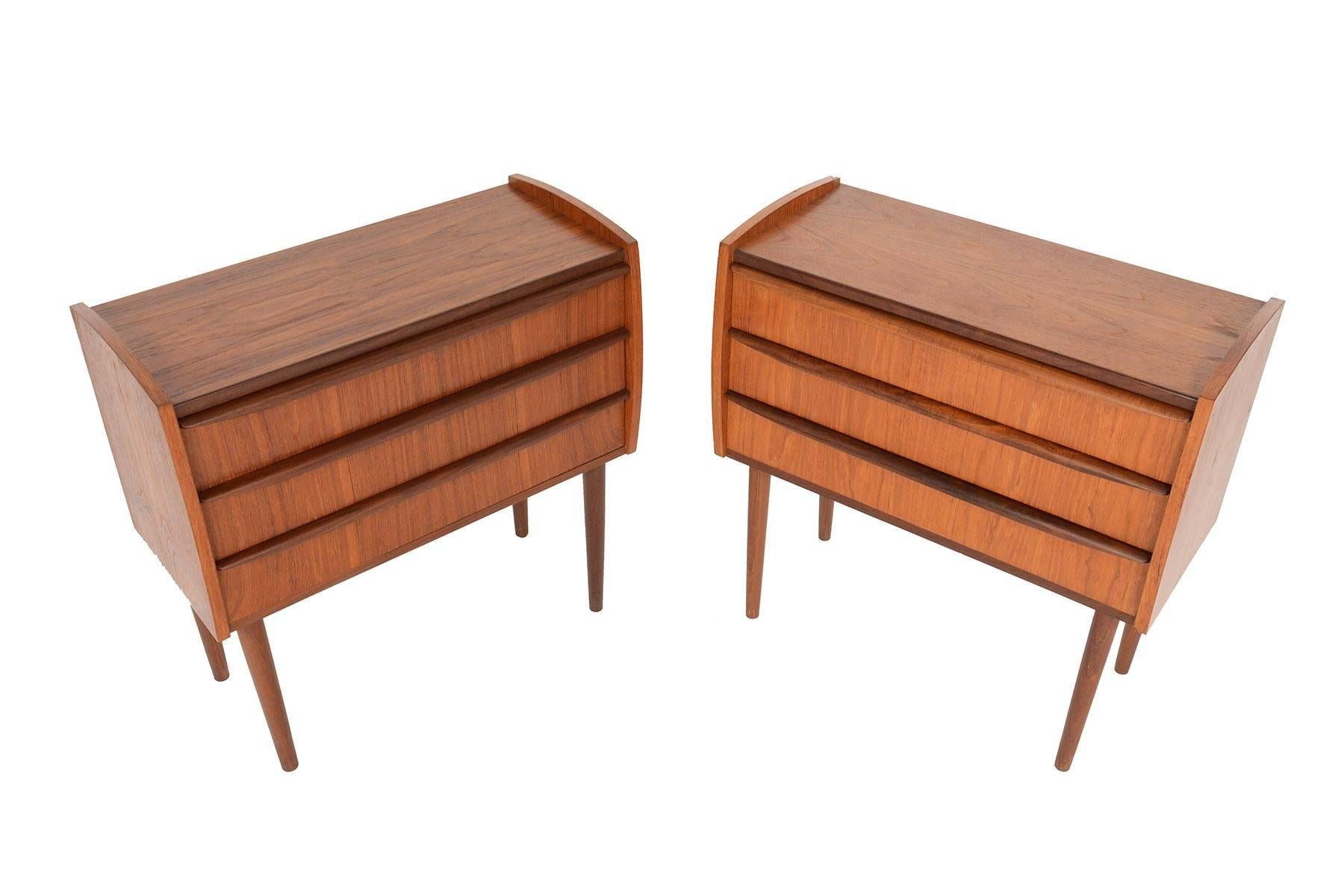 This pair of Danish modern bow edge midcentury teak nightstands will make a wonderful addition to any modern home. Three well sized drawers are complimented by full profile, hand carved rolled teak drawer pulls. In excellent original condition with