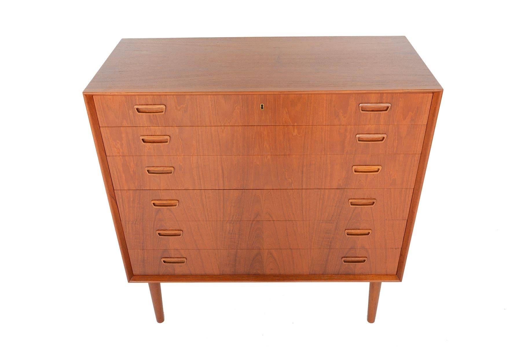 This gorgeous Danish modern six-drawer highboy dresser by Børge Seindal is a rare find. Rich pattern matched woodgrain and high quality construction define this Classic piece. The wide mitered case holds six drawers with a top drawer offering