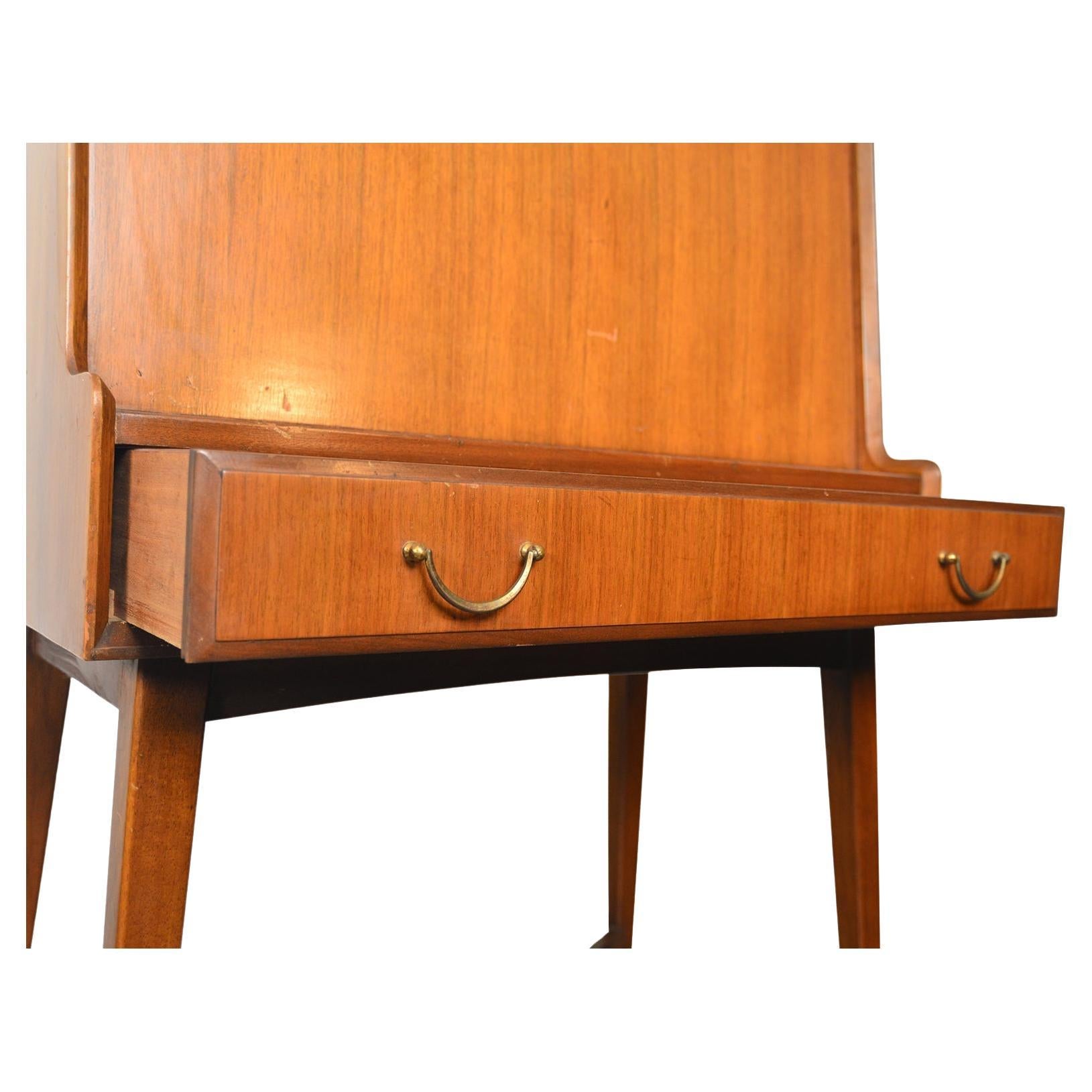 Herkunft: England
Designer: Unbekannt
Hersteller: Wrighton Möbel
Epoche: 1950er Jahre
Materialien: Afromosia
Abmessungen: 30