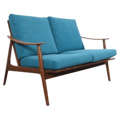 Canapé deux places vintage des années 1960, avec structure en teck et coussins aux teintes chatoyantes