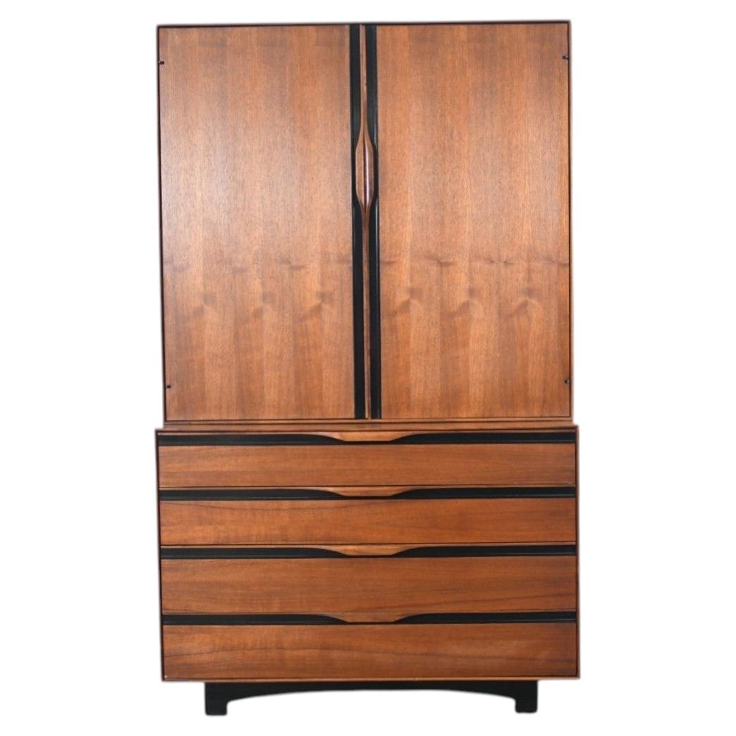 Commode haute / Armoire John Kapel en noyer en vente