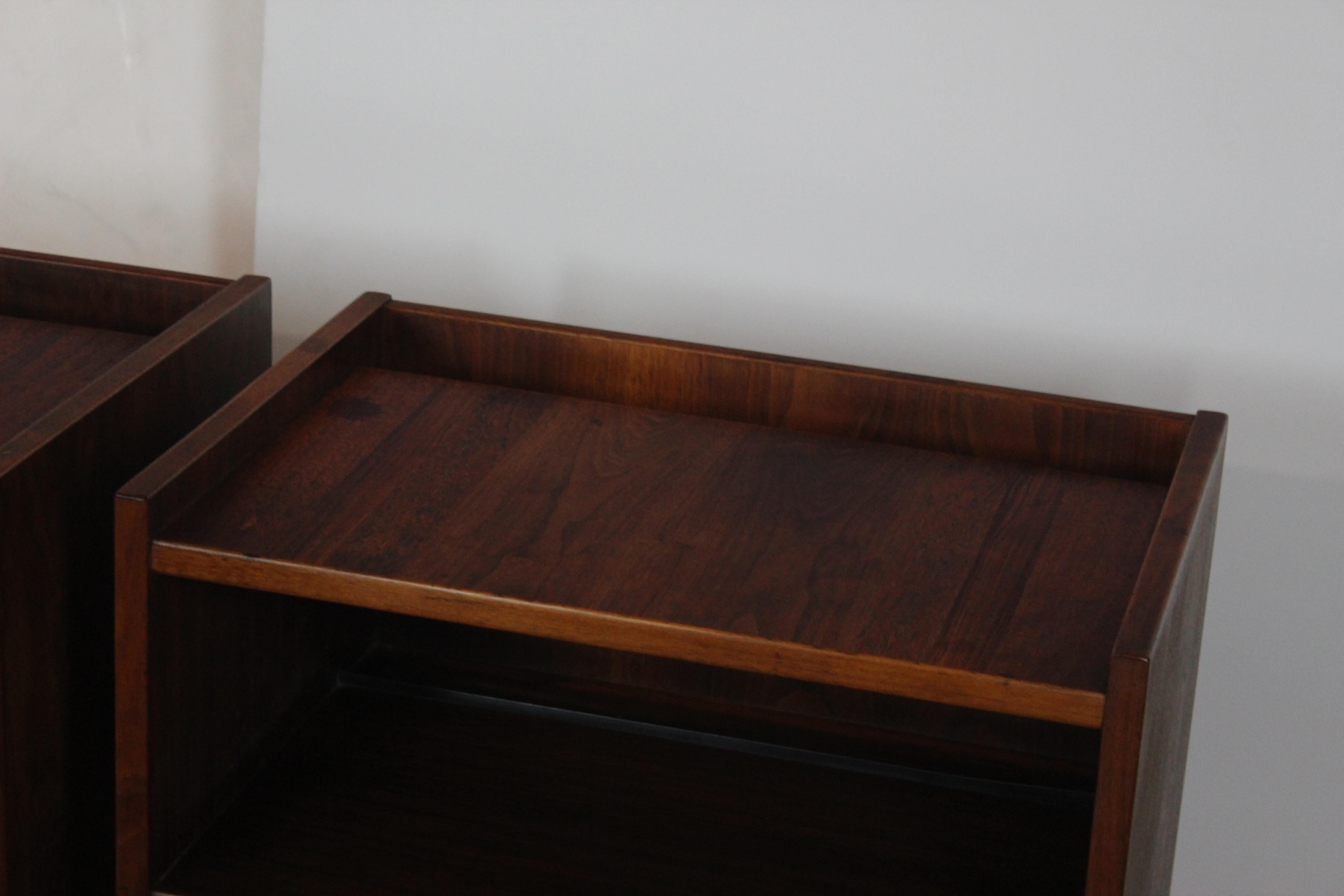 Pair of midcentury nightstands single drawer, brass handle, tapered legs.