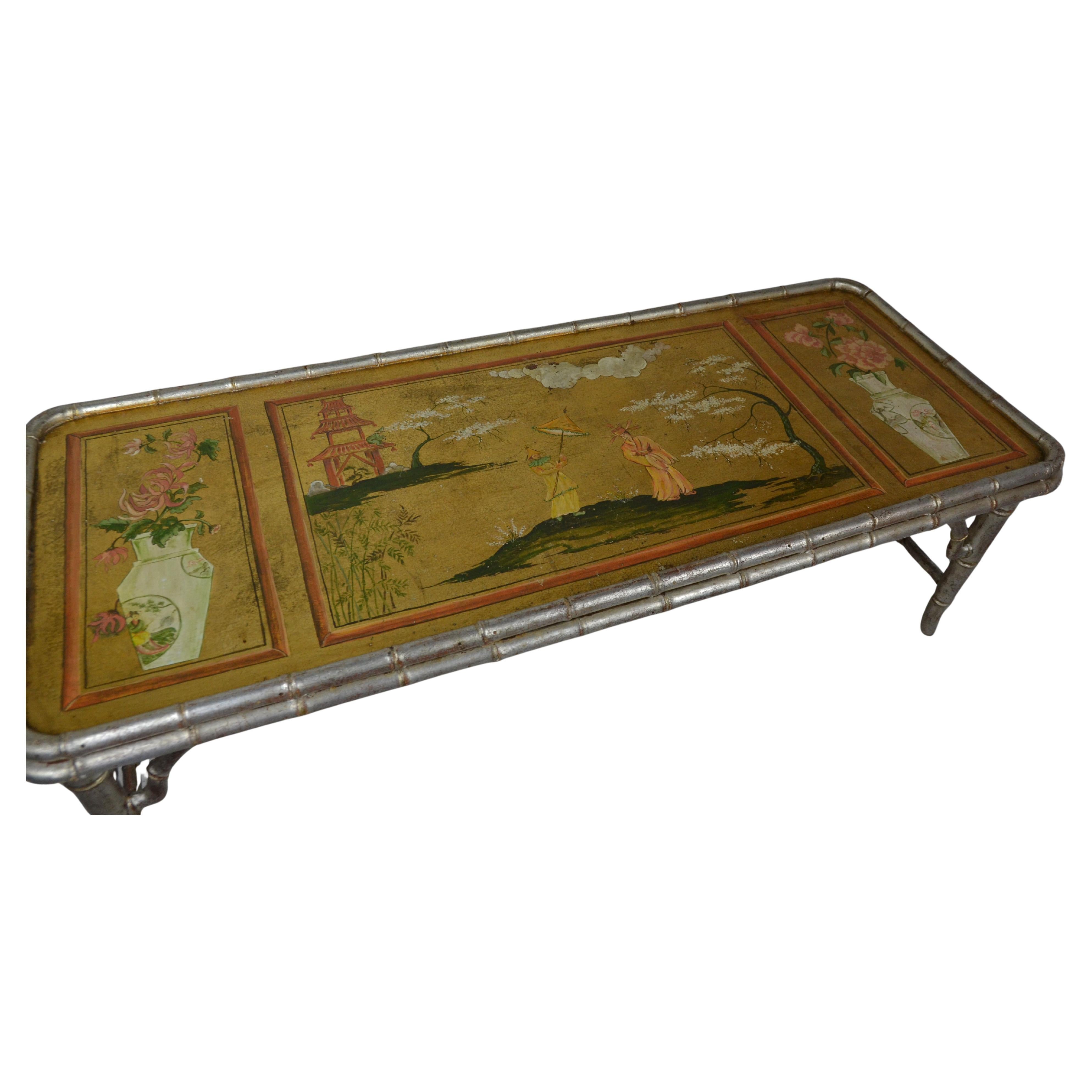 Ein versilberter Couchtisch aus Bambusimitat aus den 1950er-1960er Jahren. Chinoiserie-Oberteil mit 3 Paneelen. Aus Italien.