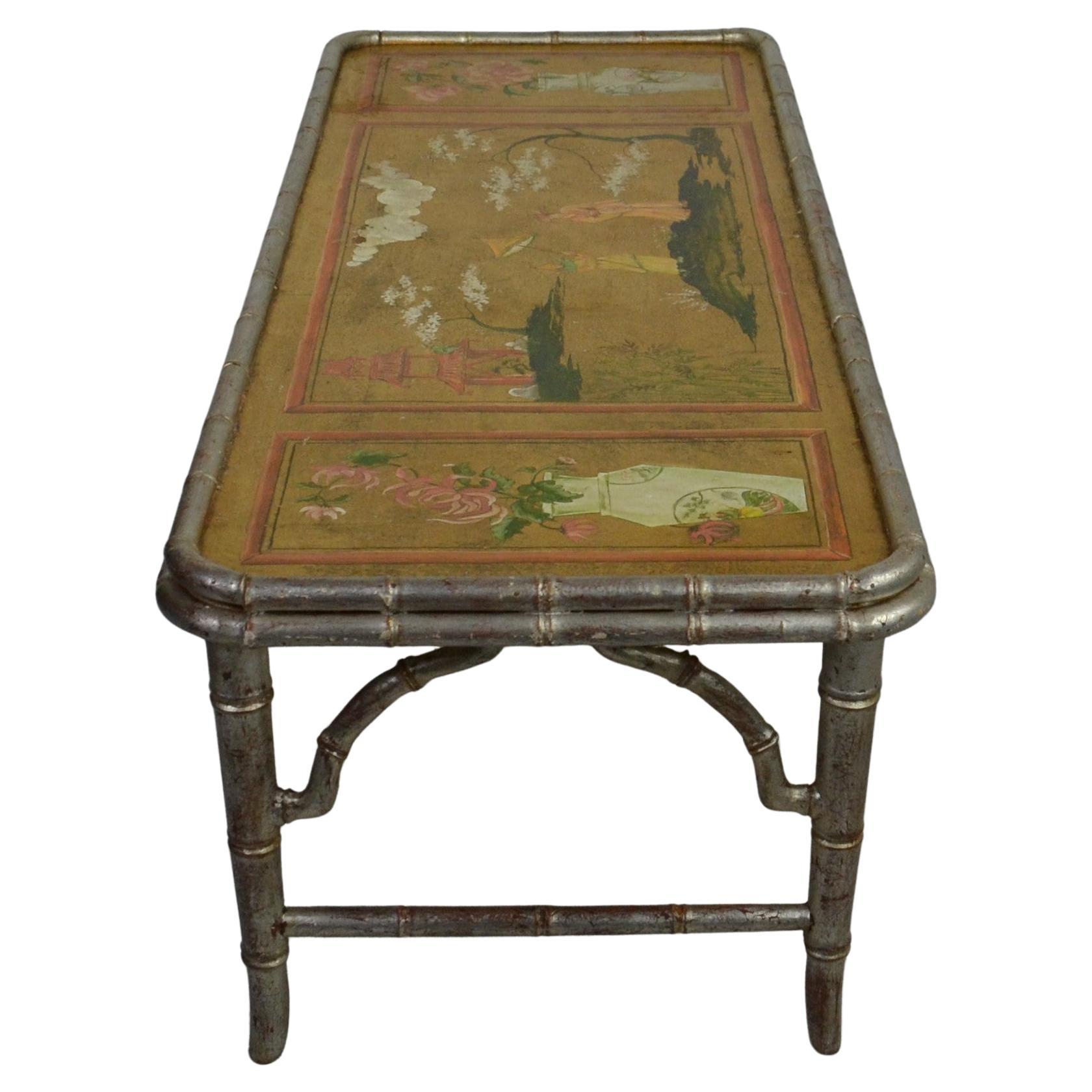 Mid Century Faux Bamboo Couchtisch mit Chinoiserie Platte im Angebot