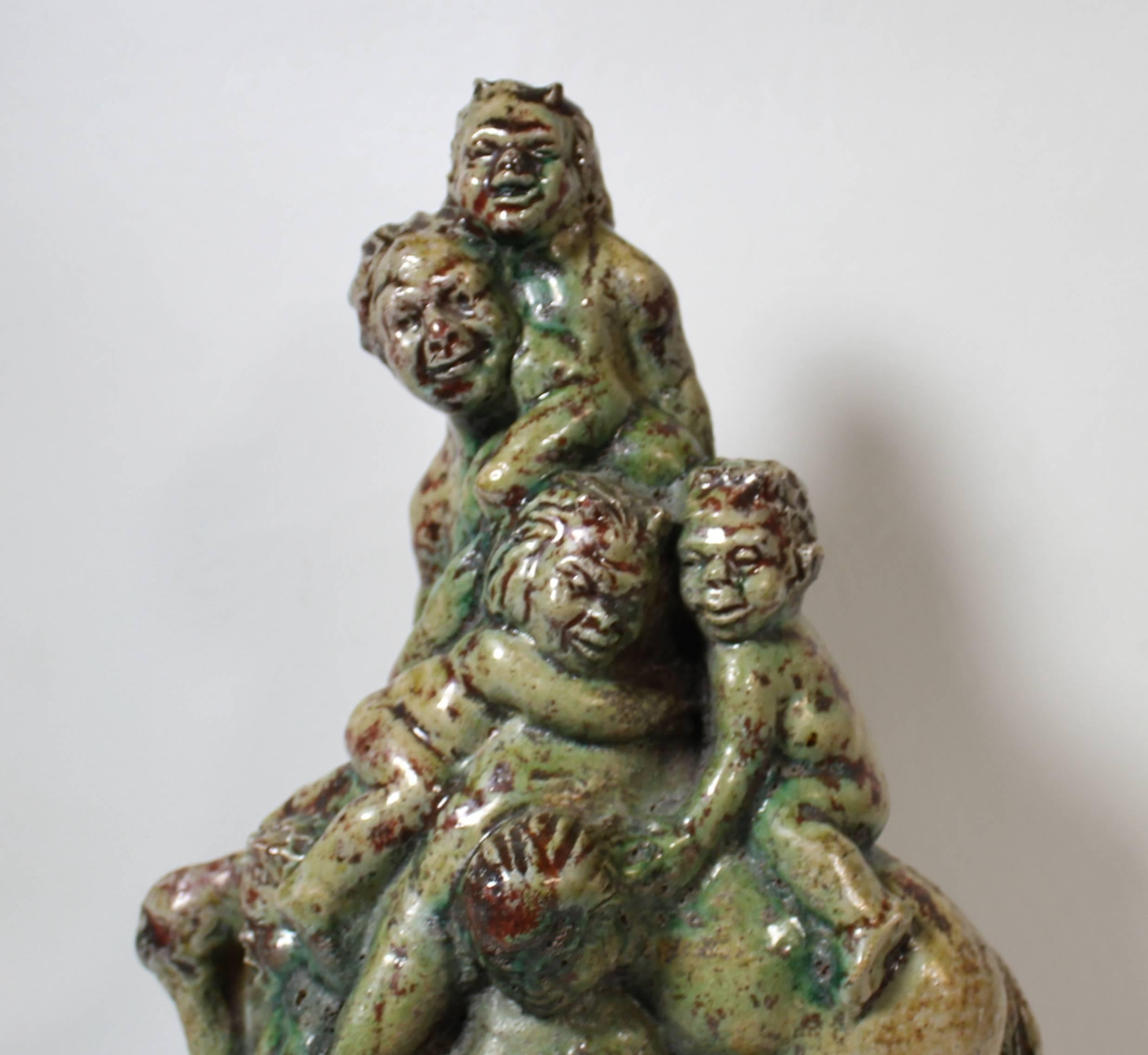 Terrako-Bienenstock-Töpferwaren-Skulptur eines mythologischen griechischen Satyrs mit Kindern im Angebot 1