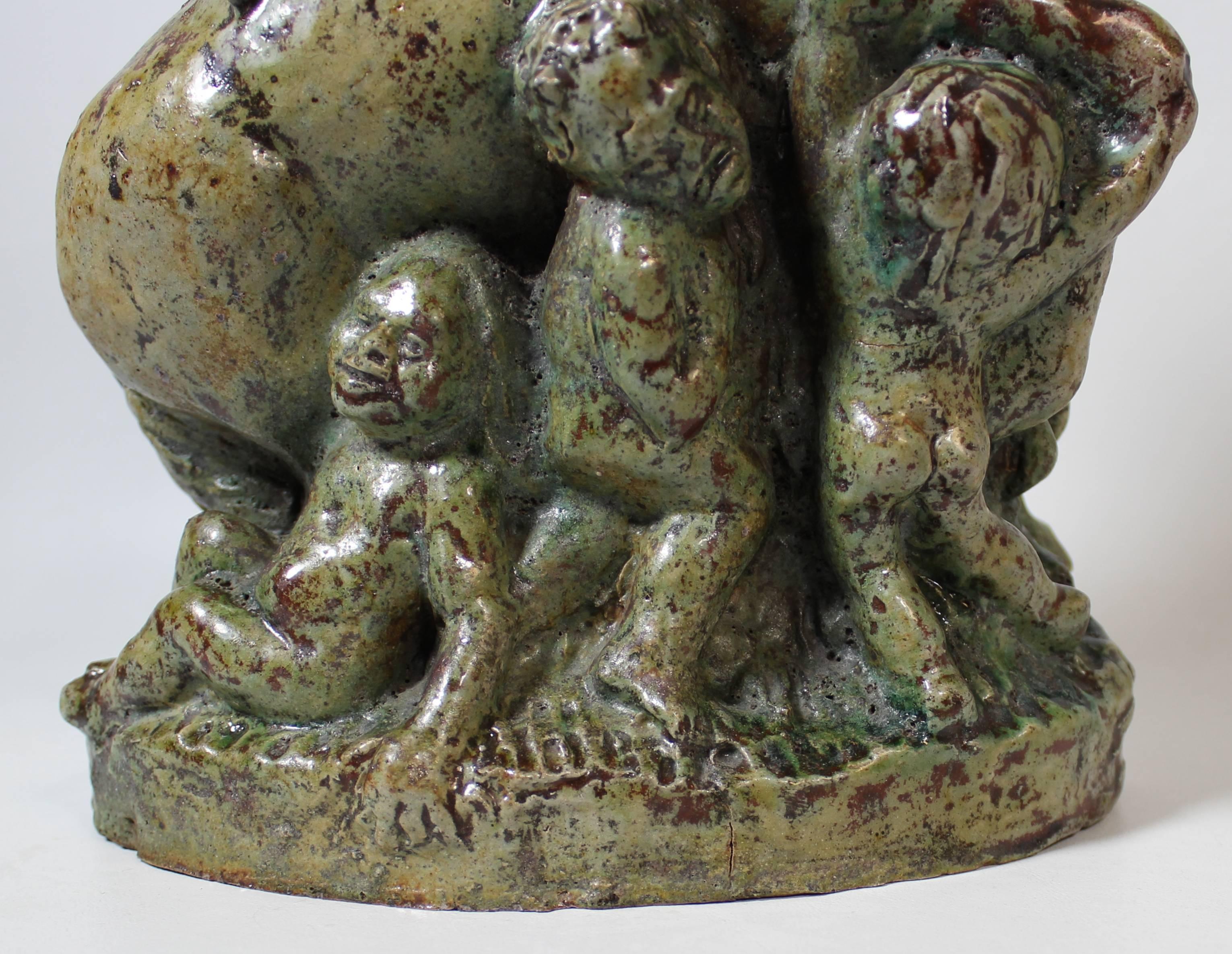 Terrako-Bienenstock-Töpferwaren-Skulptur eines mythologischen griechischen Satyrs mit Kindern (20. Jahrhundert) im Angebot