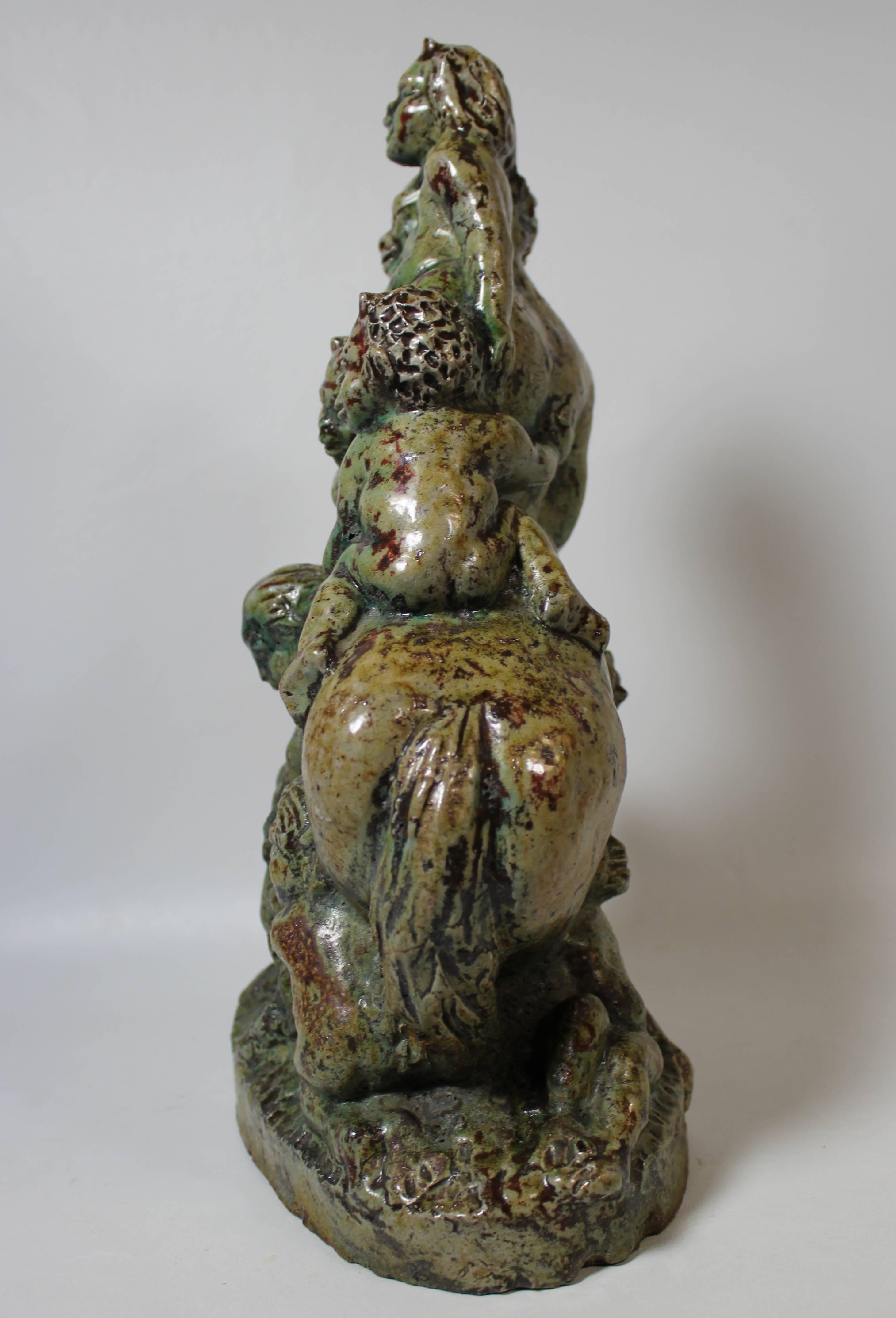 Terrako-Bienenstock-Töpferwaren-Skulptur eines mythologischen griechischen Satyrs mit Kindern (Niederländisch) im Angebot