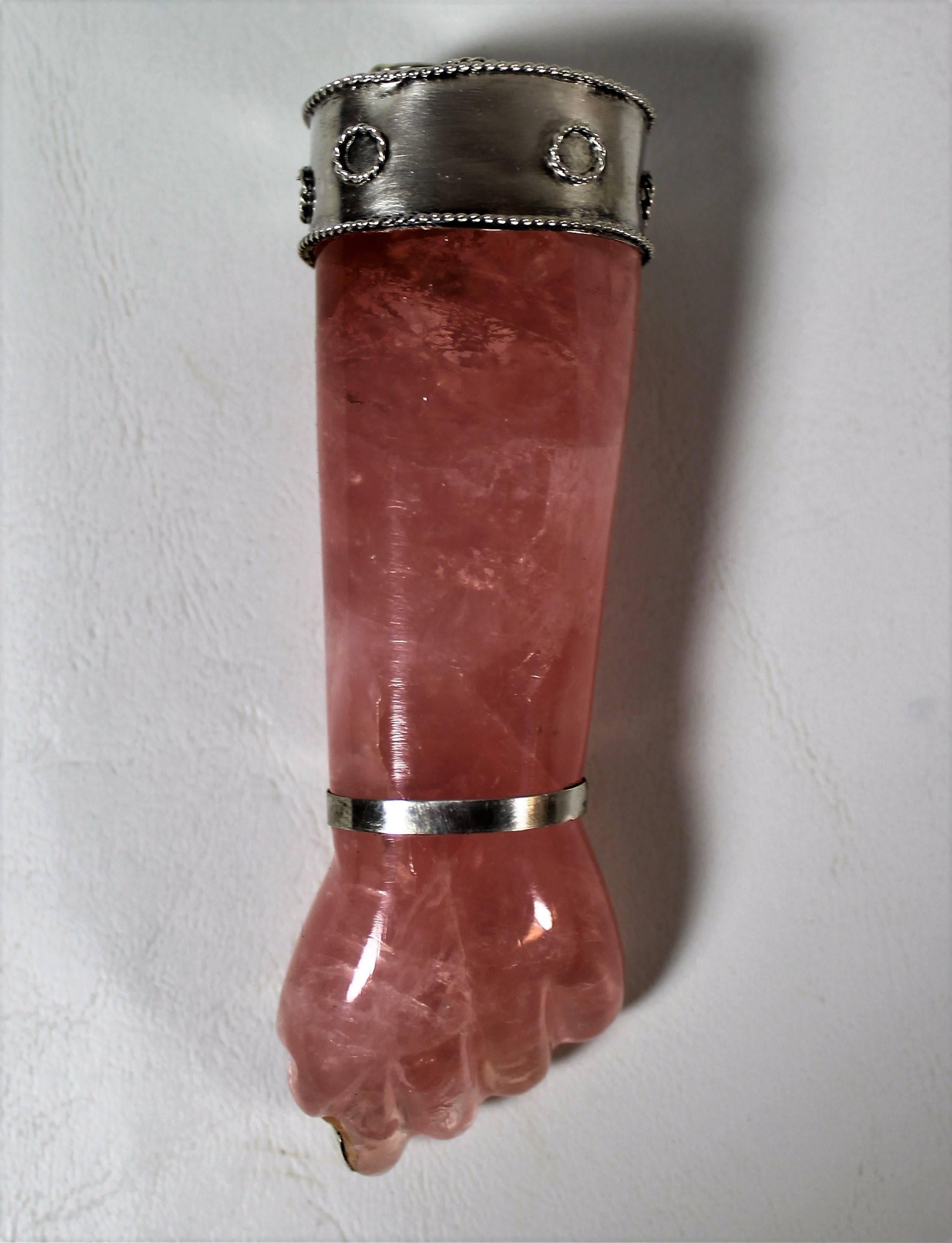 Ciondolo in argento e quarzo rosa brasiliano a forma di pugno. Dimensioni e peso significativi per un ciondolo.