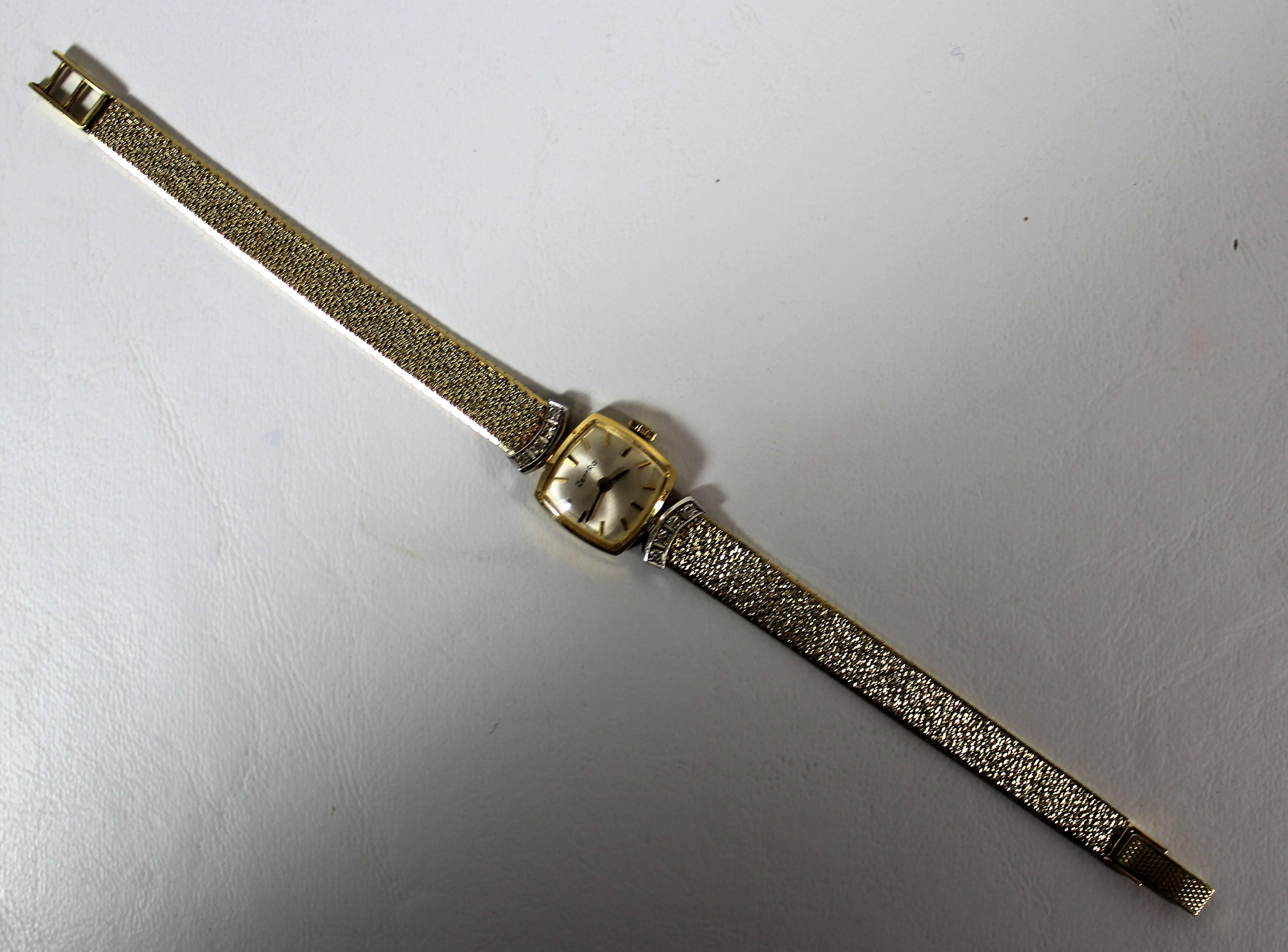 Damenuhr ZentRa aus 14 Karat Gold und Armband mit Diamanten. Hält die Zeit perfekt ein.