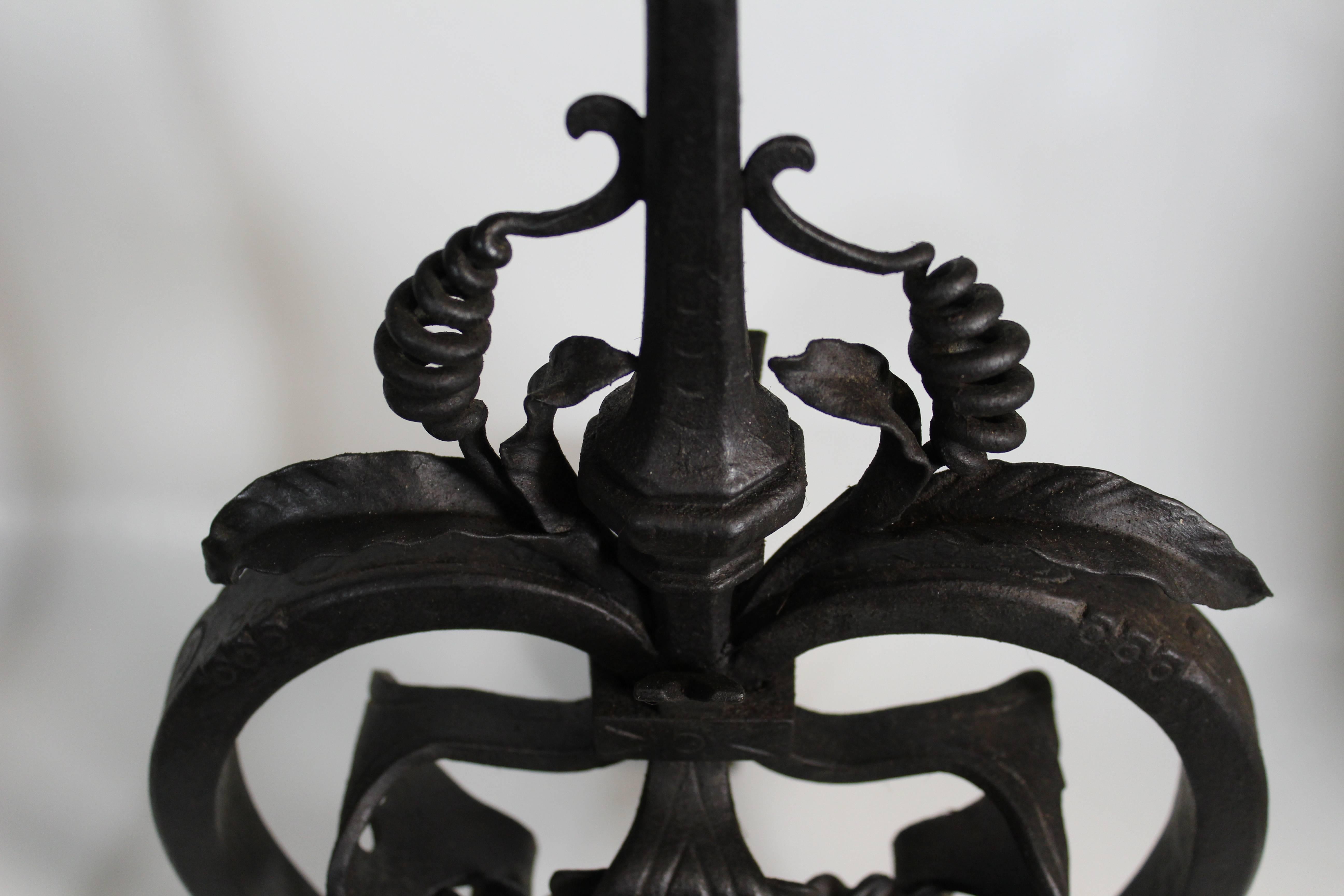 Paar schmiedeeiserne Feuerböcke im gotischen Stil mit figuralen Hornen, Neogotik im Zustand „Gut“ im Angebot in Hamilton, Ontario