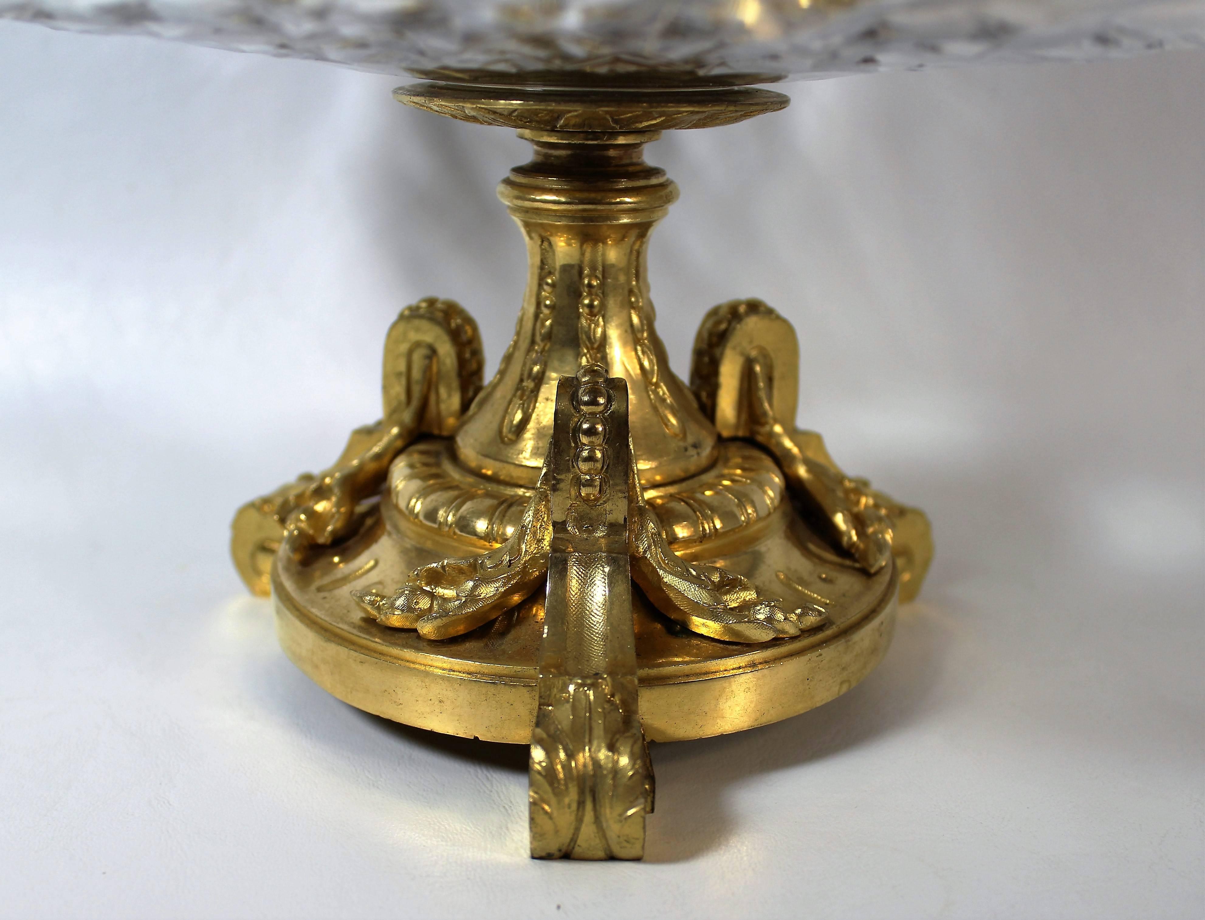 Zweistöckiger Surtout De Tisch oder Tazza aus vergoldeter Bronze und geschliffenem Kristall in Tazzaform (Neoklassisches Revival) im Angebot