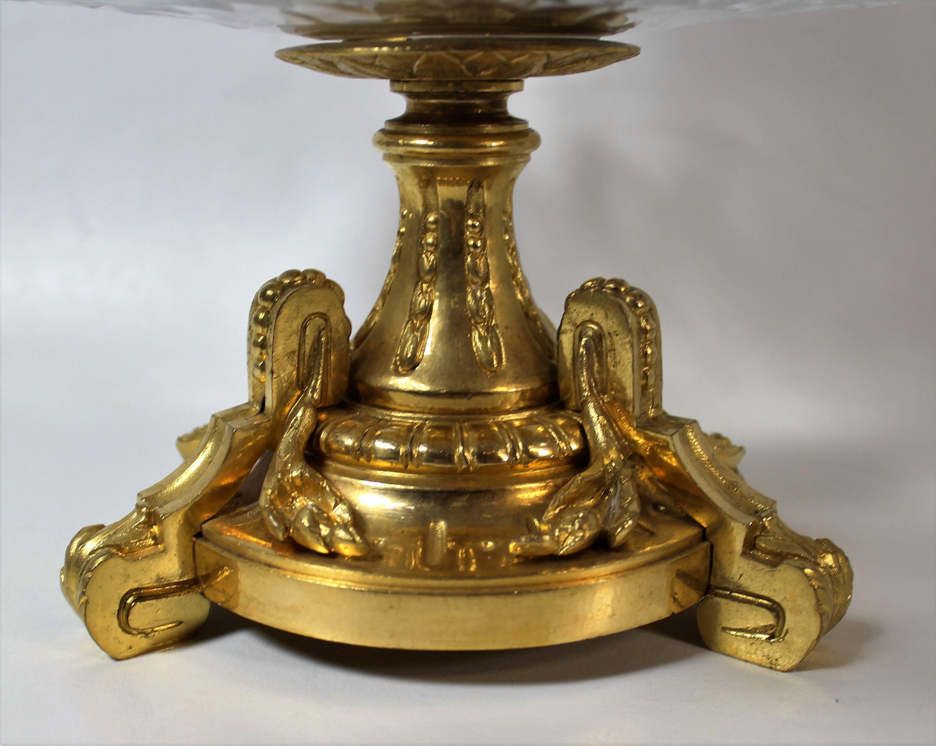 Zweistöckiger Surtout De Tisch oder Tazza aus vergoldeter Bronze und geschliffenem Kristall in Tazzaform (Französisch) im Angebot