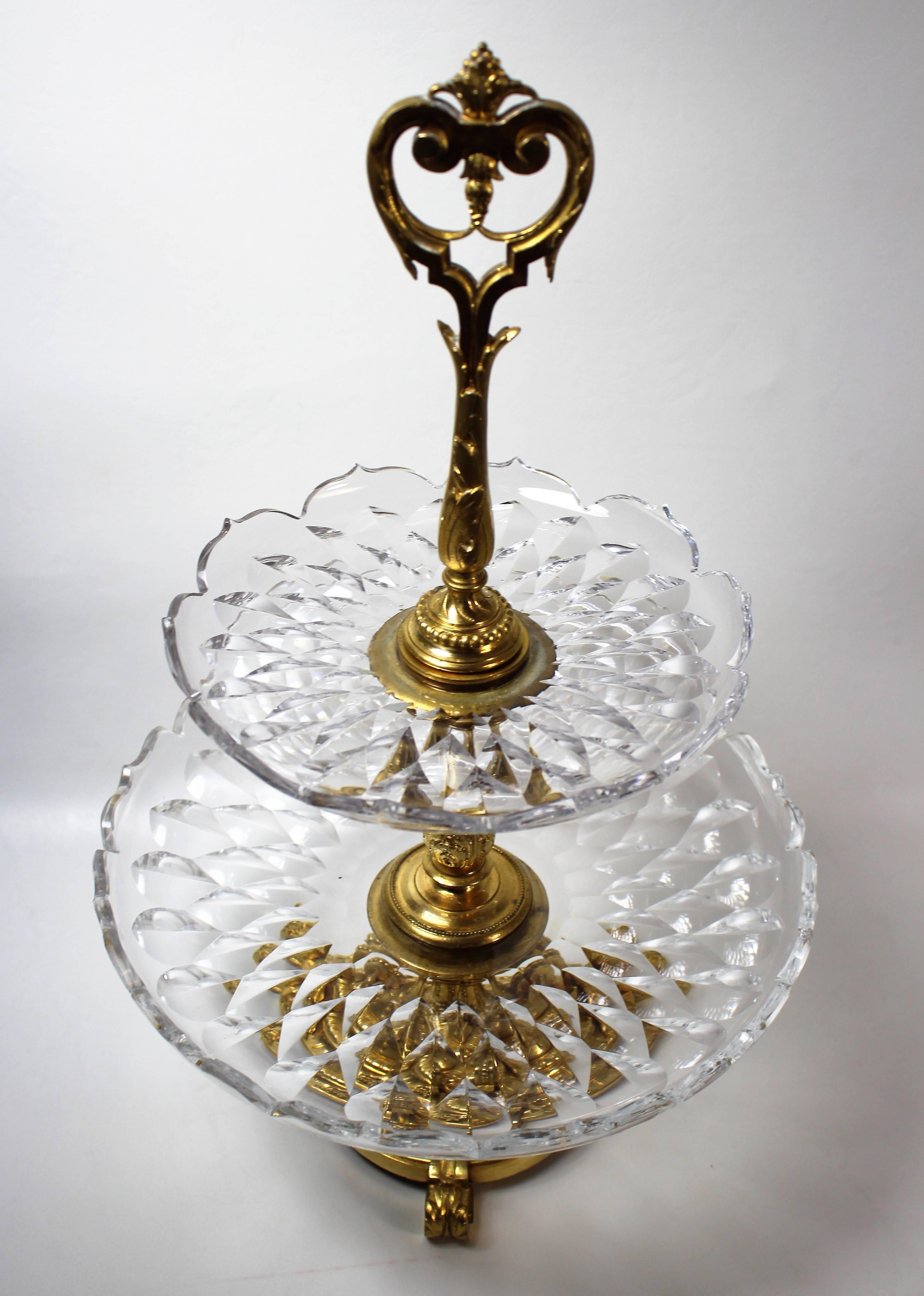 Französisch vergoldete Bronze und geschliffenem Kristall zweistöckigen surtout de table oder Mittelstück tazza.