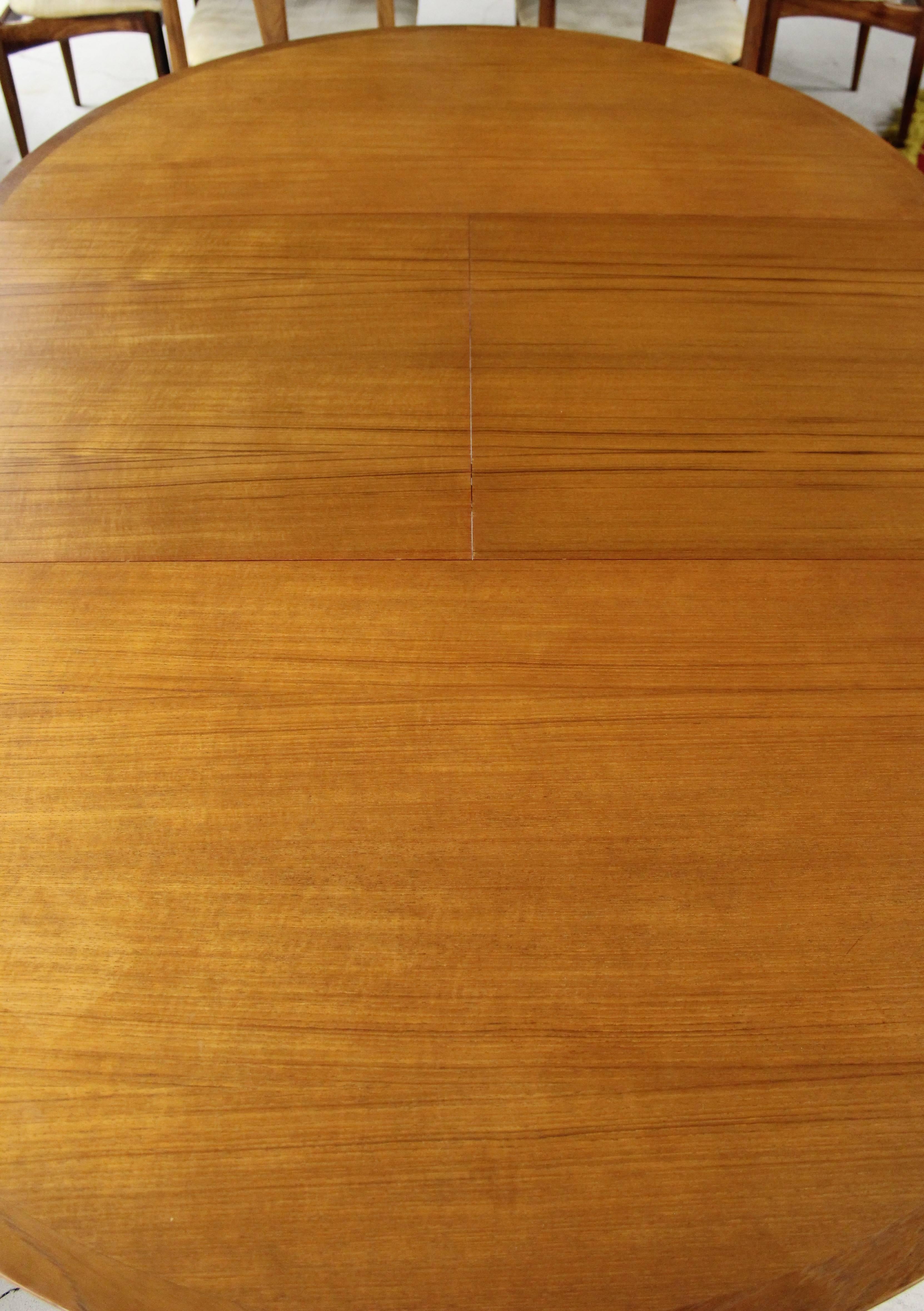 mobler dining table