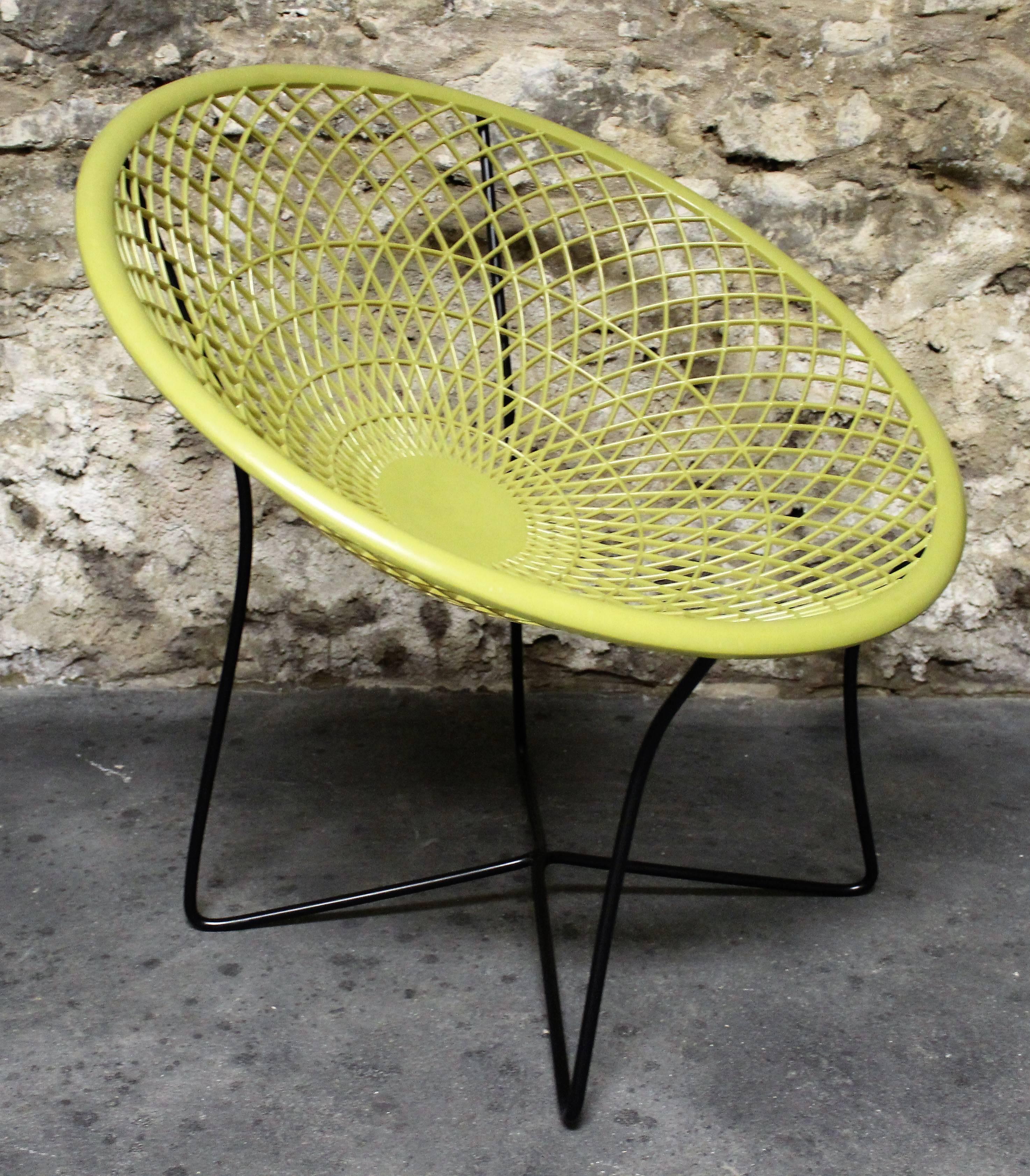 The Sun Flower chair is the successor of the Canadian iconic Solair chair. Following the enormous success of the Solair chairs, Industries Provinciales produced a second model for Eaton’s and other Canadian retailers. The formula was the same, a