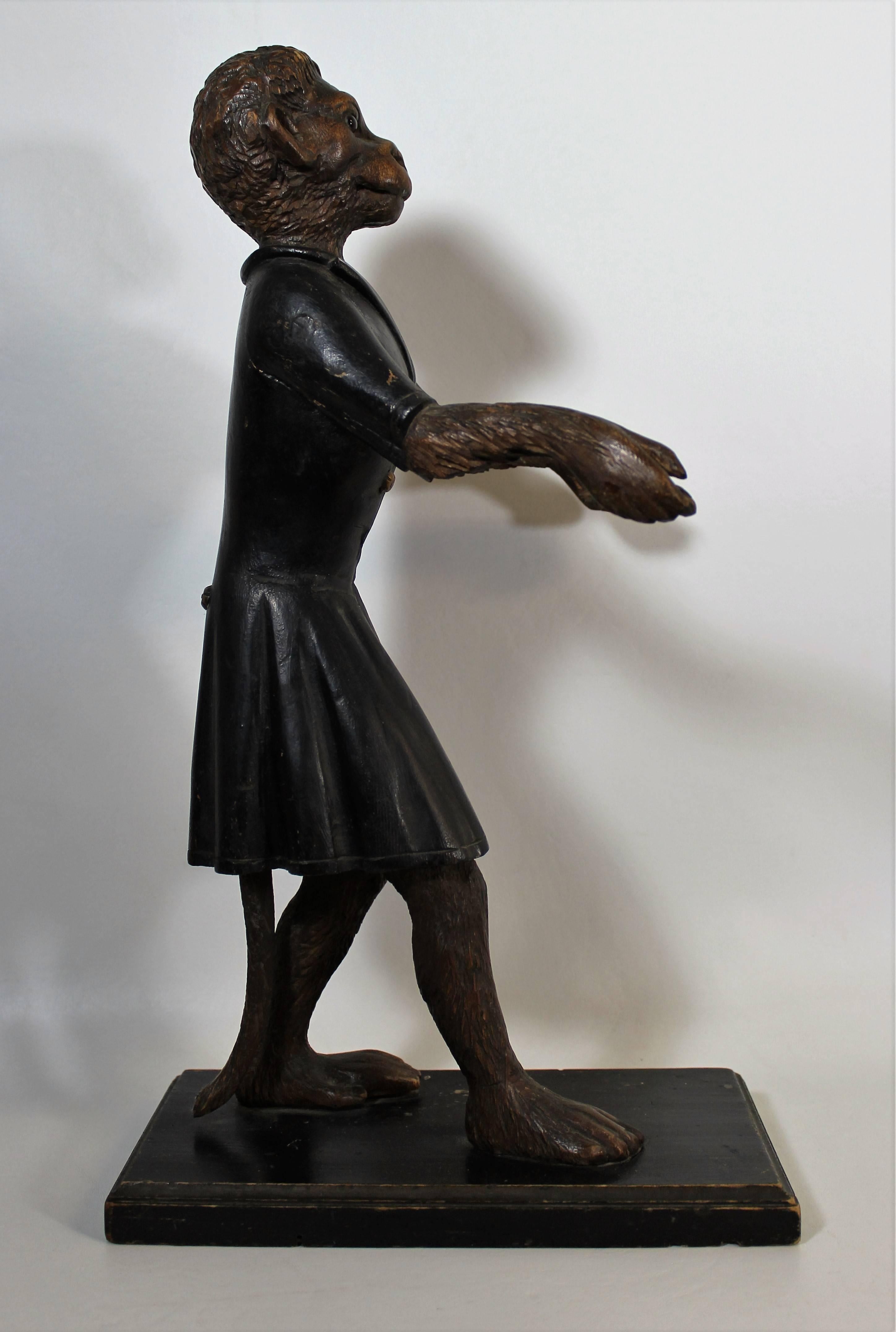 XIXe siècle Sculpture de singe sculptée de la Forêt-Noire du 19ème siècle en vente