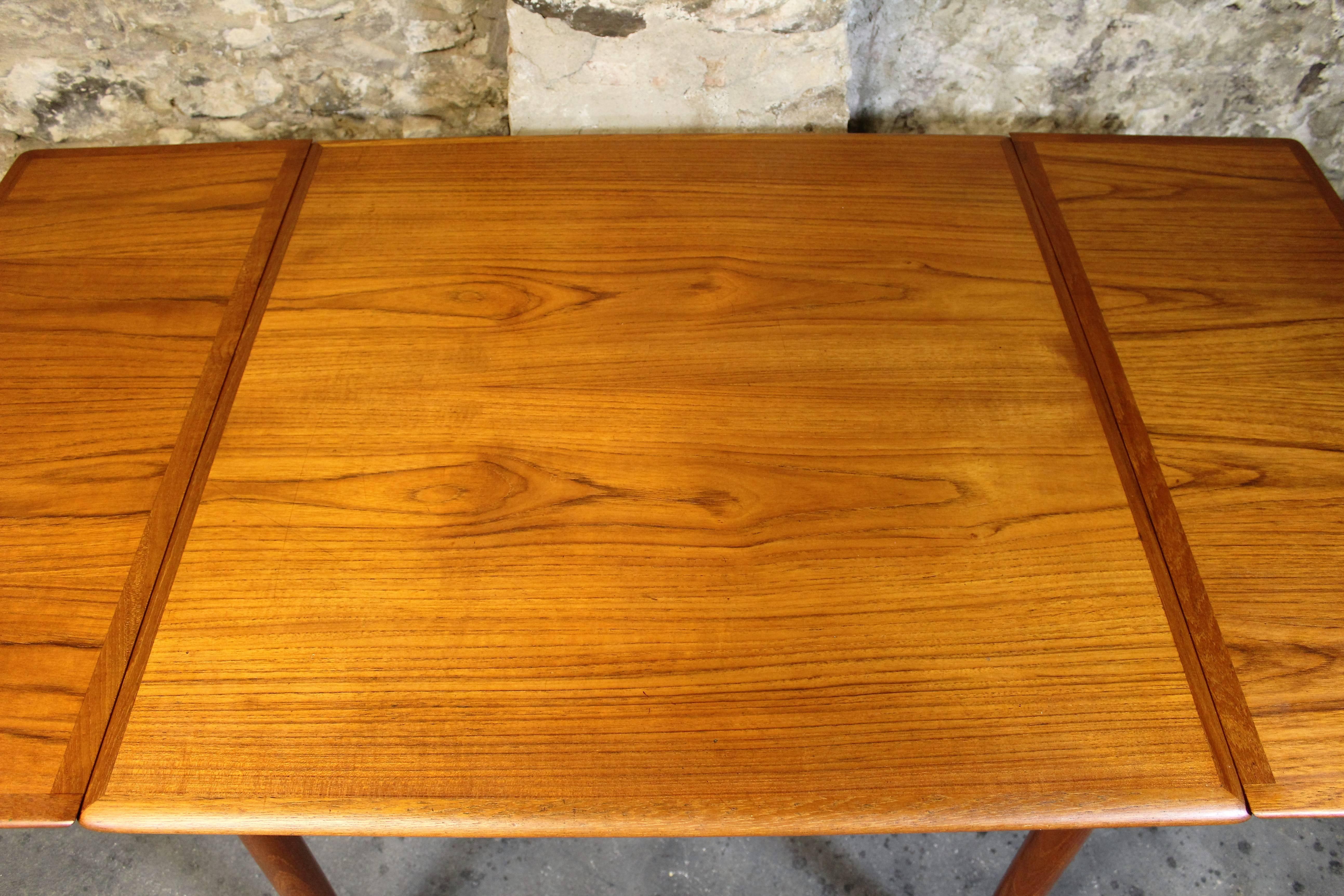 Arne Vodder for Sigh & Sons Danish Teak Extendable Dining Table In Good Condition In Hamilton, Ontario