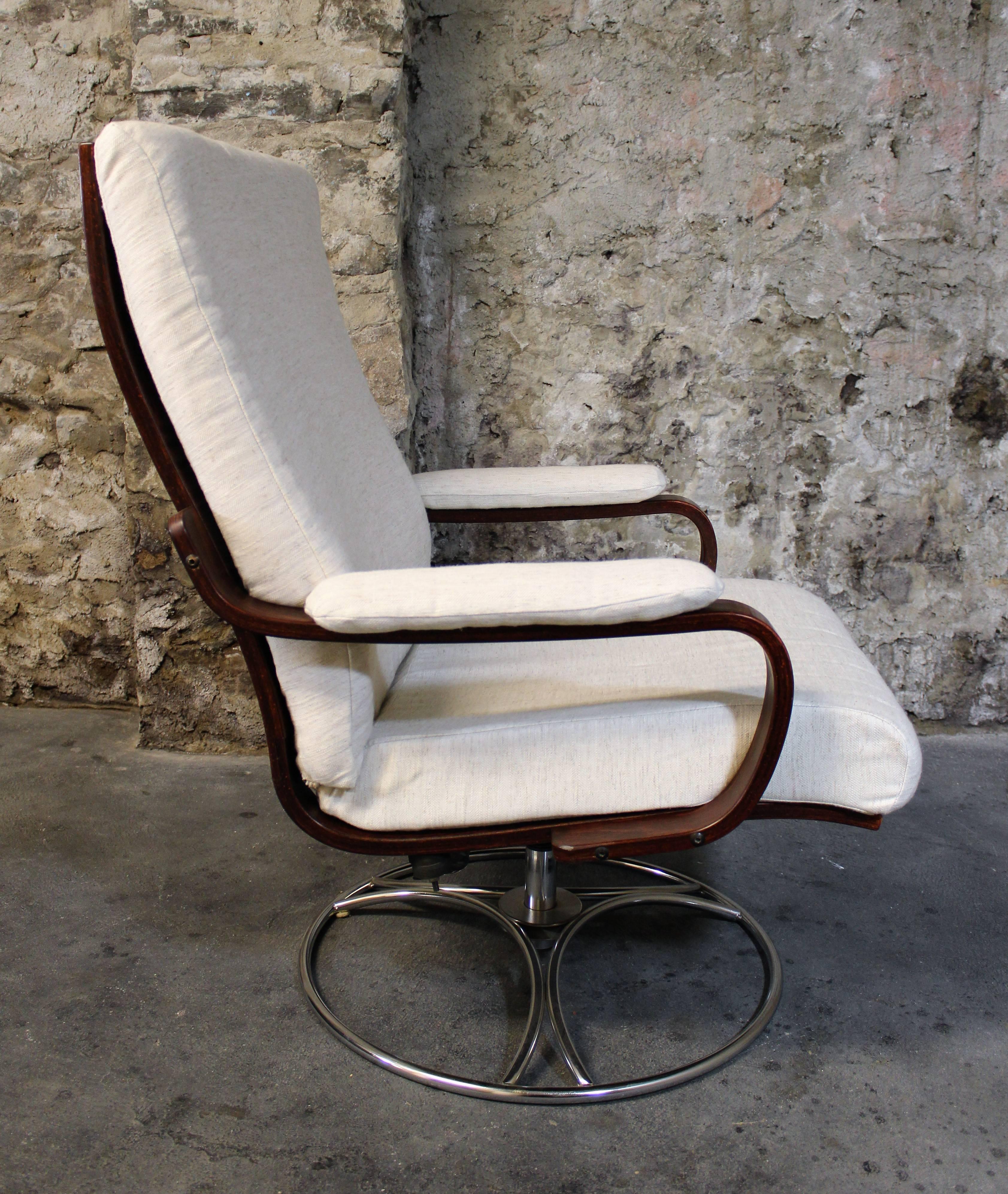 Norwegian bentwood swivel lounge chair by Westnofa with rosewood frame, chrome base and newly upholstered in off-white fabric.

Mid-Century Modern / Scandinavian Modern