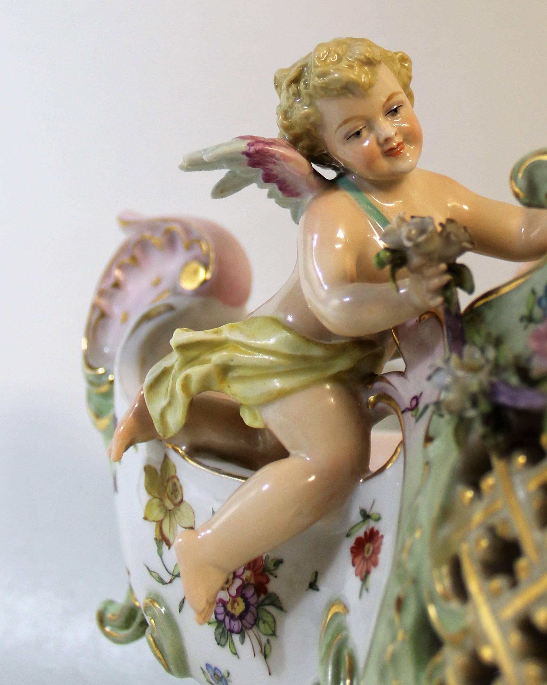 Rococo Jardinière ou coupe de centre de table en porcelaine figurative à chérubin « Corona » de E & A Muller en vente