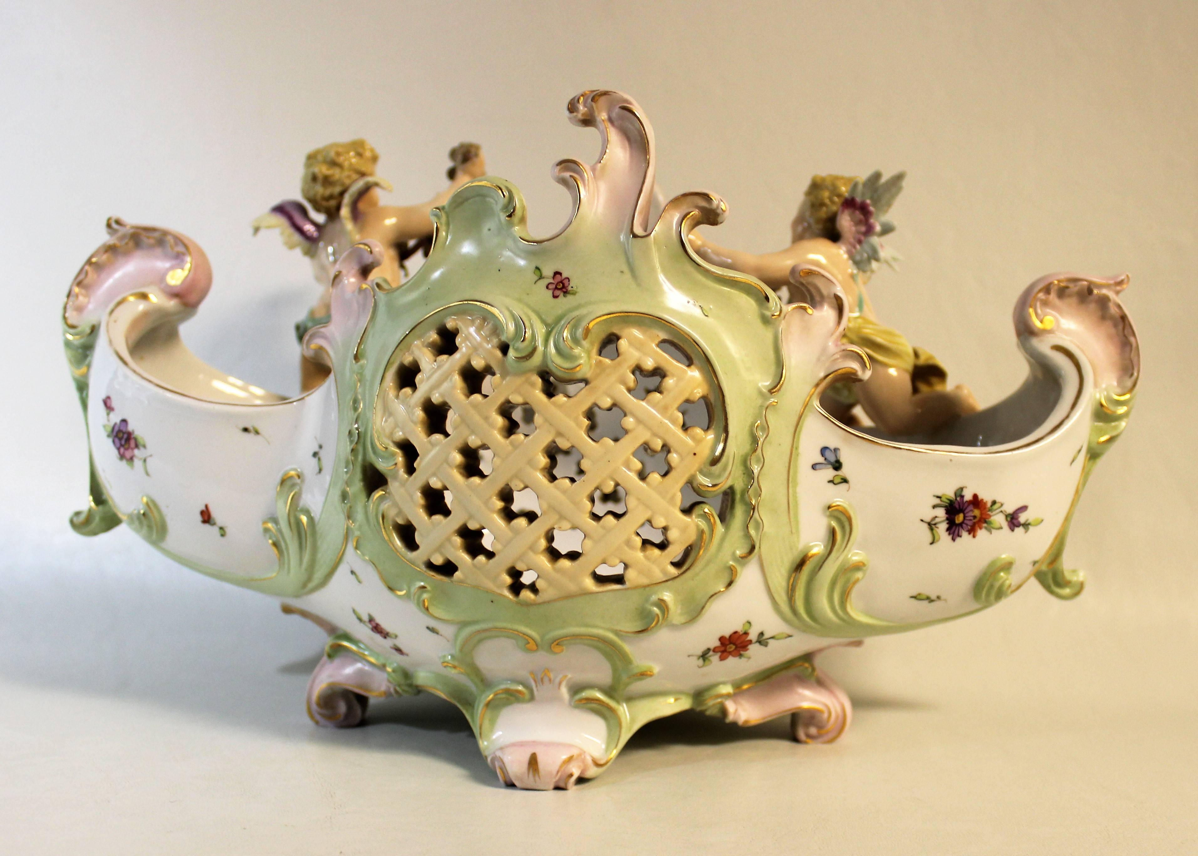 Autrichien Jardinière ou coupe de centre de table en porcelaine figurative à chérubin « Corona » de E & A Muller en vente