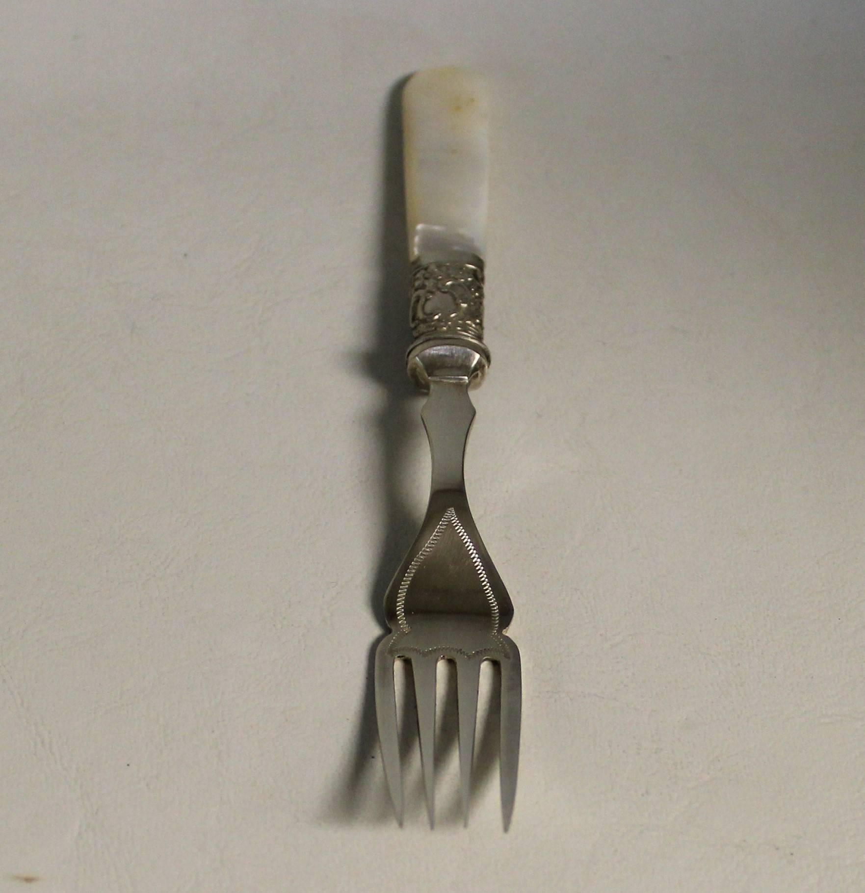 Maleham & Yeomans Sheffield Silver Plated Cutlery with Mother of Pearl Handless In Good Condition In Hamilton, Ontario
