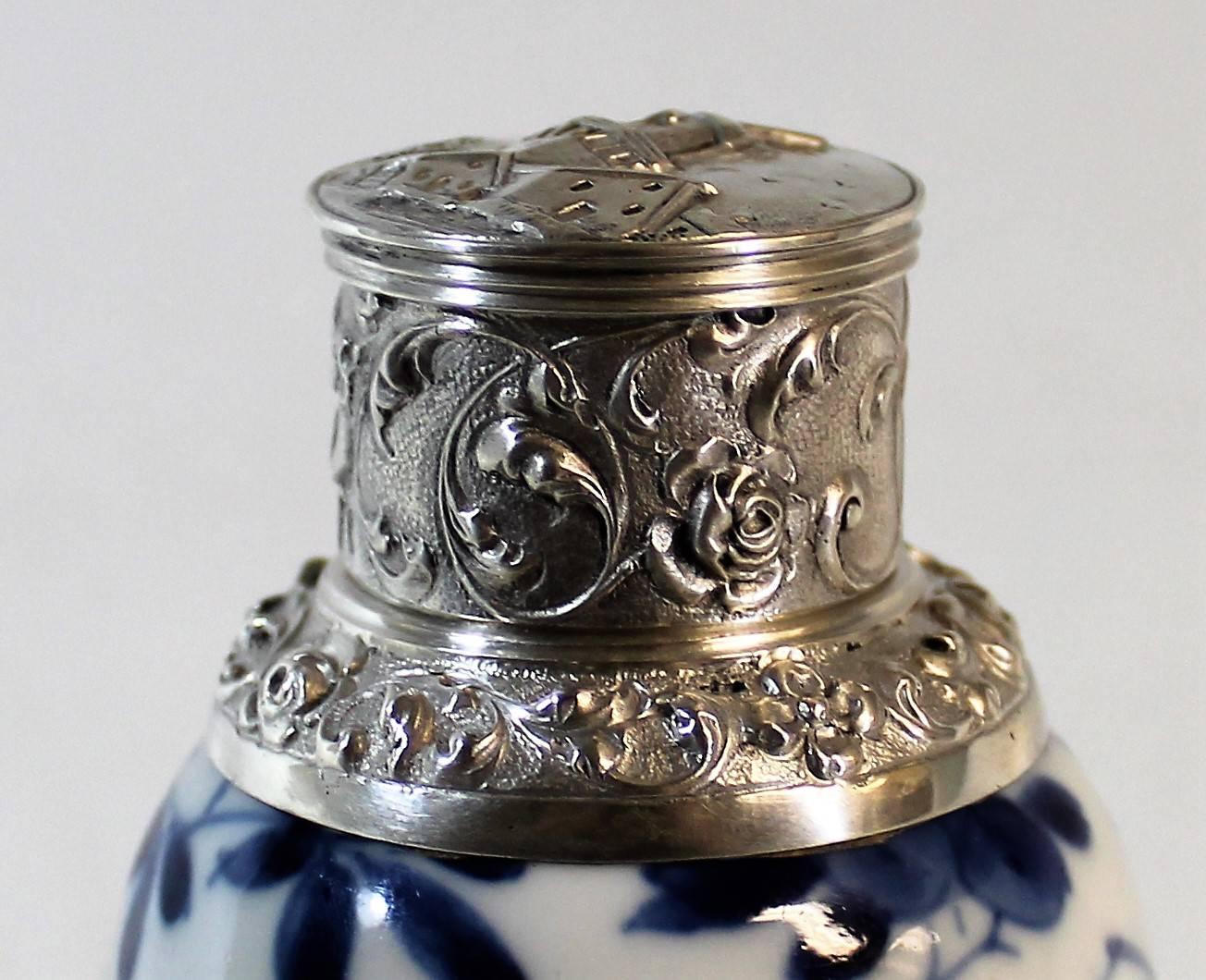 XIXe siècle Boîte à thé en porcelaine chinoise du 19ème siècle avec couvercle en argent sterling néerlandais en vente