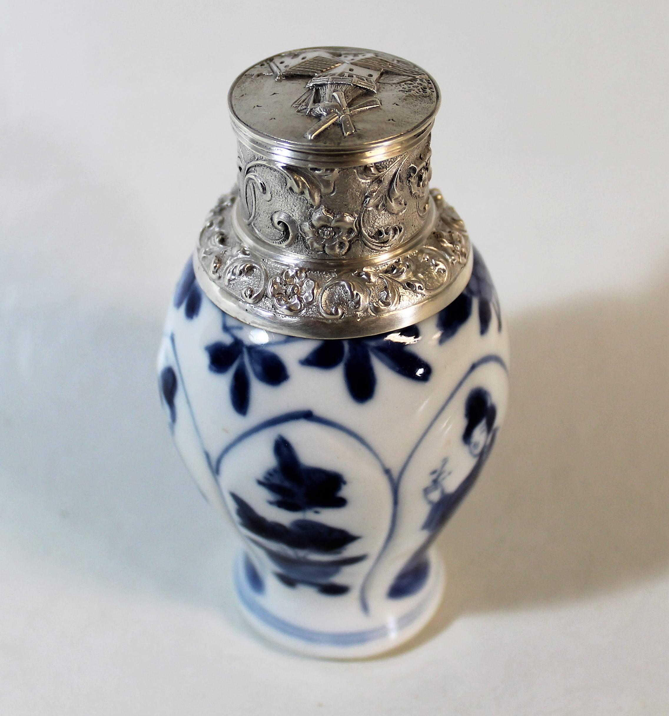 Boîte à thé en porcelaine chinoise du 19ème siècle avec couvercle en argent sterling néerlandais Excellent état - En vente à Hamilton, Ontario