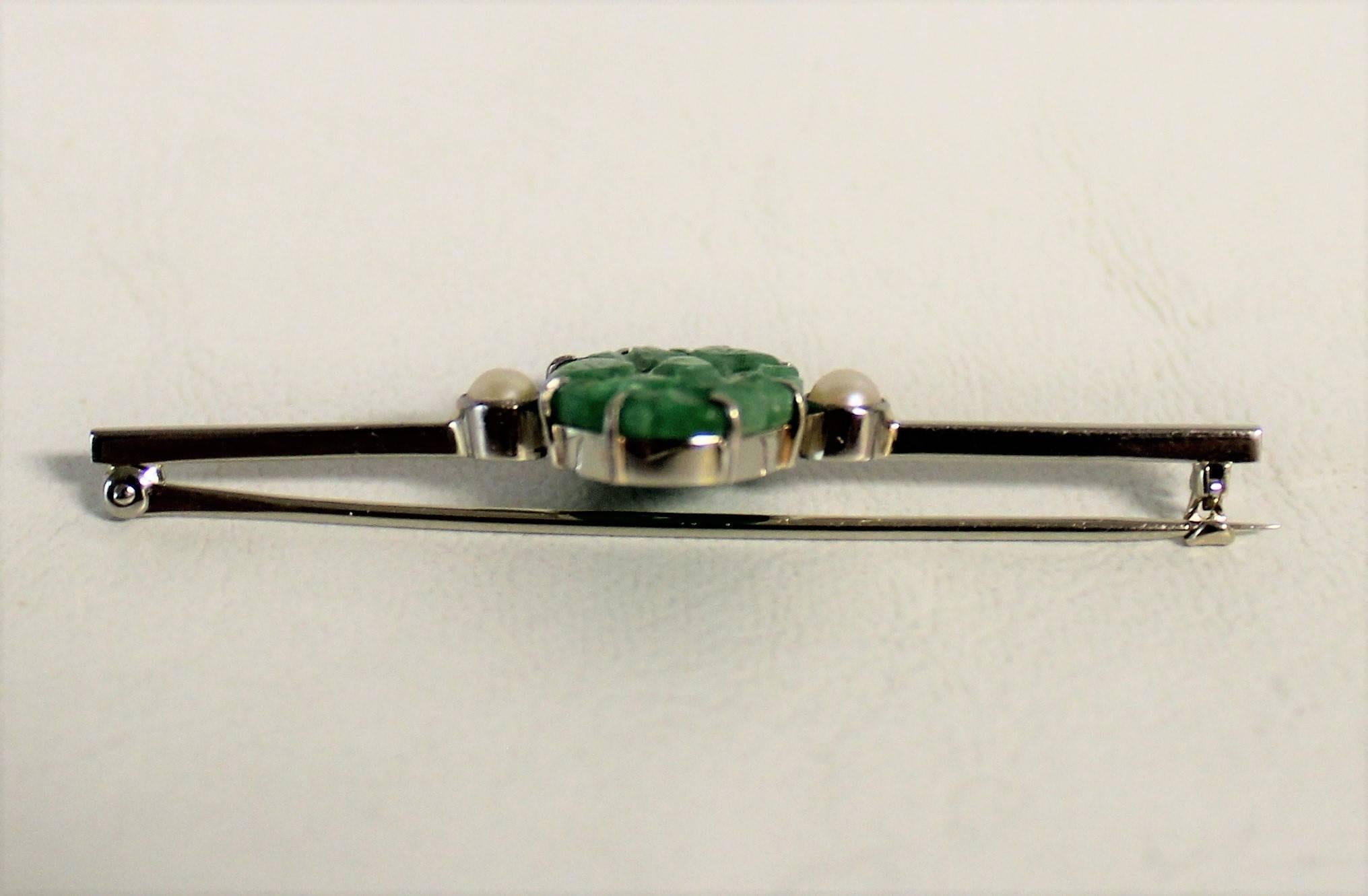 18-karat white gold and jade brooch with pearls. Measures: Weight 5 grams.