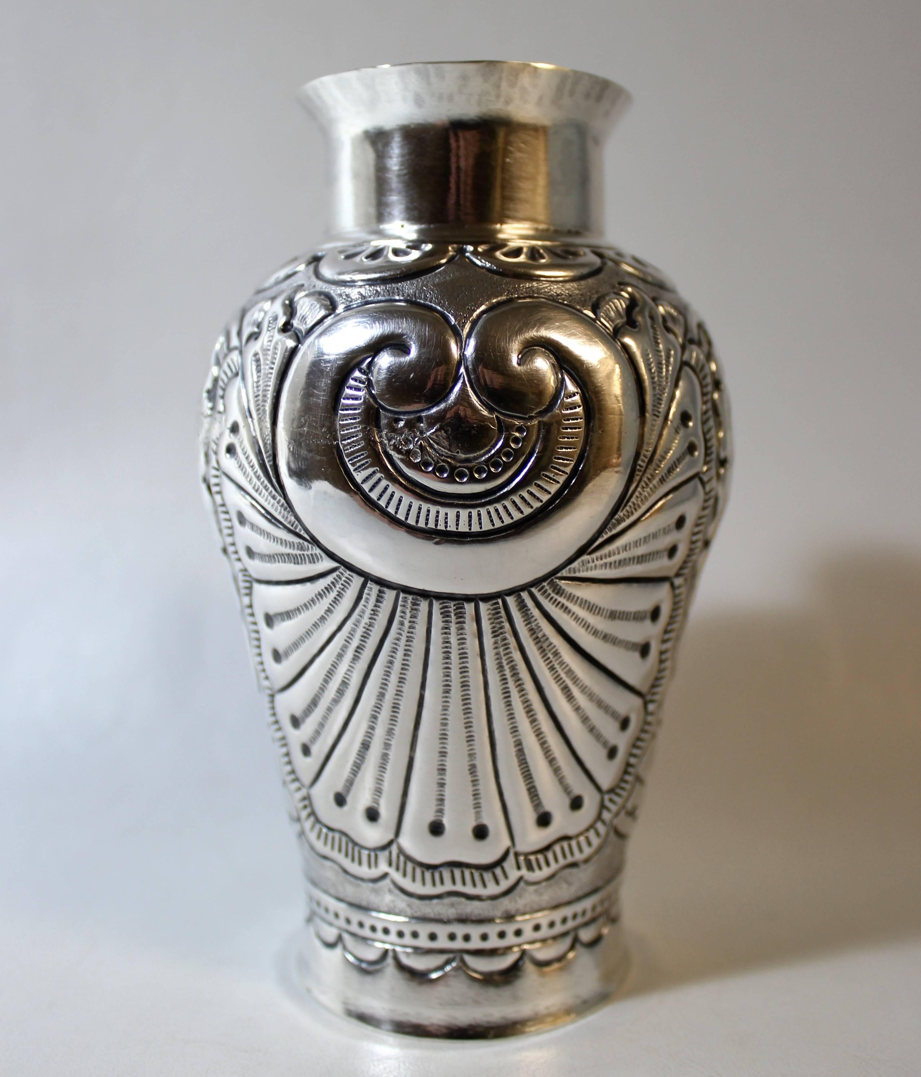 Beautiful Peruvian 900 silver vase. Weight 199.6 grams.