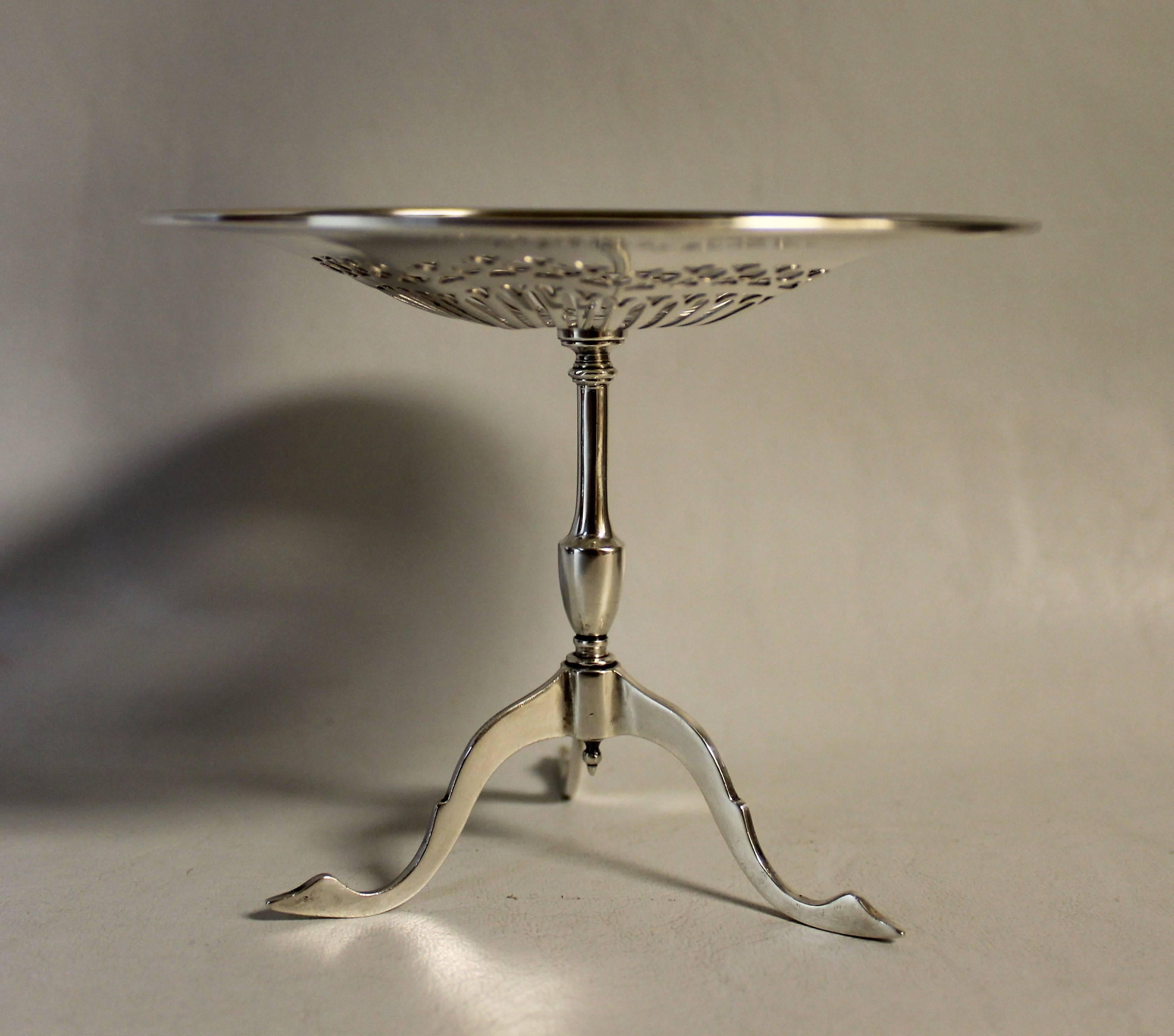 Pair of Roberts and Belk Edwardian sterling silver compote's. Weight: 191 grams.
