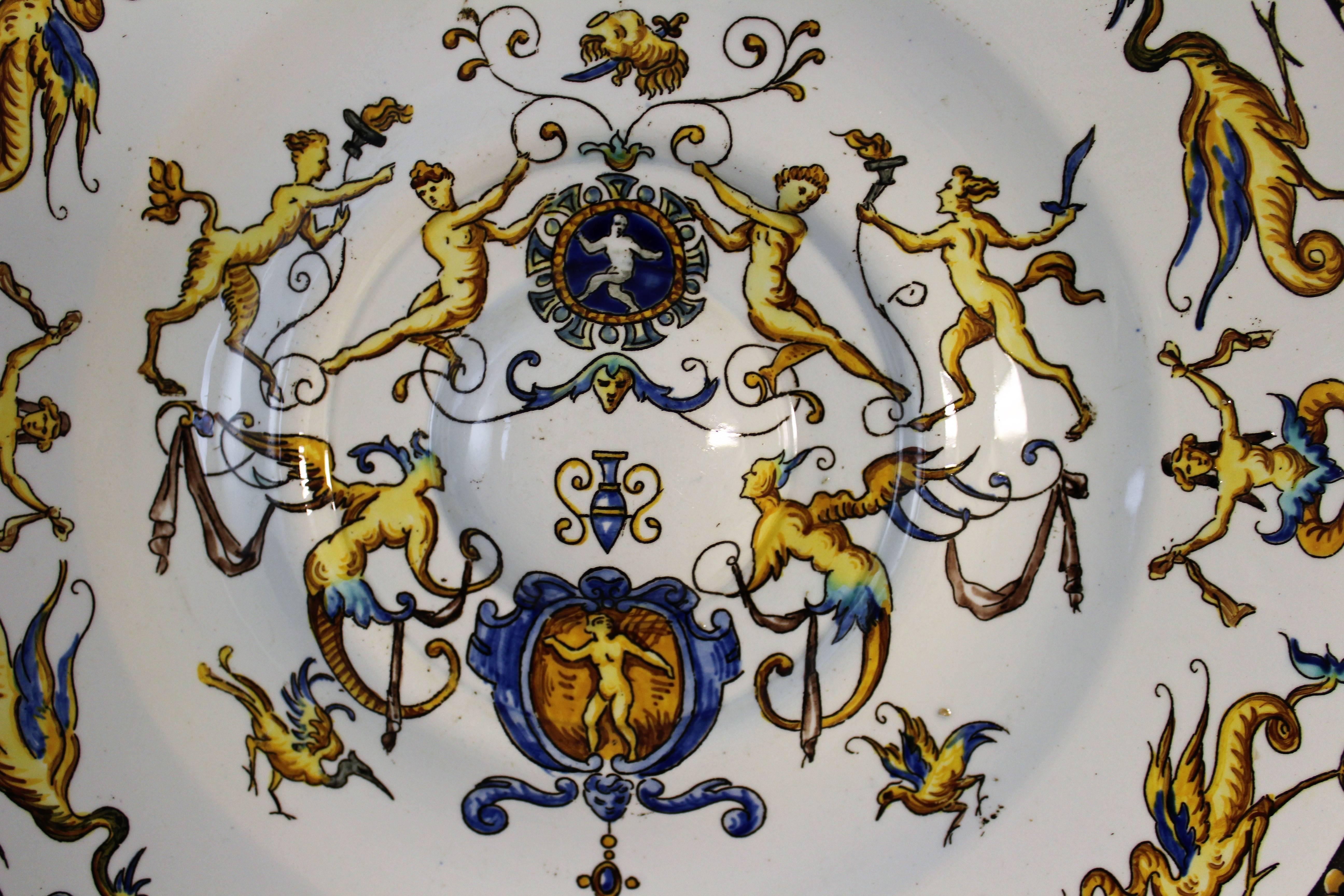 Chargeur ou assiette en faïence française du 19ème siècle avec la marque de Gien.