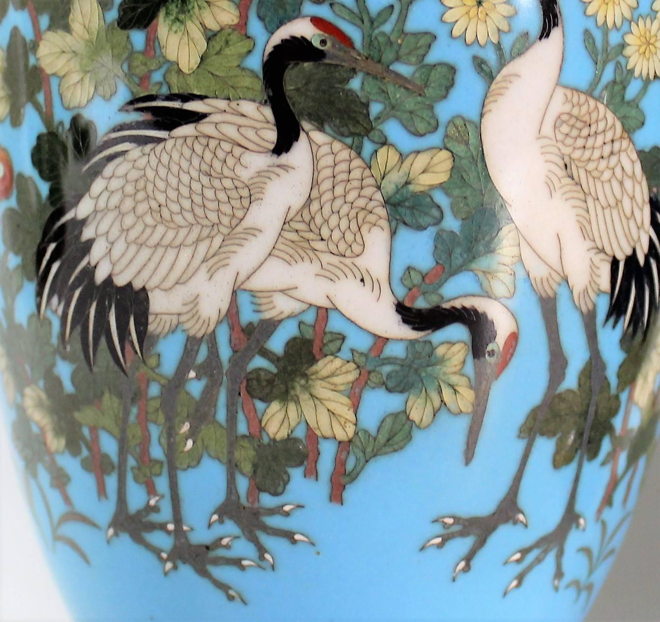 Paar japanische Cloisonné-Vasen aus der Meiji-Zeit (19. Jahrhundert)