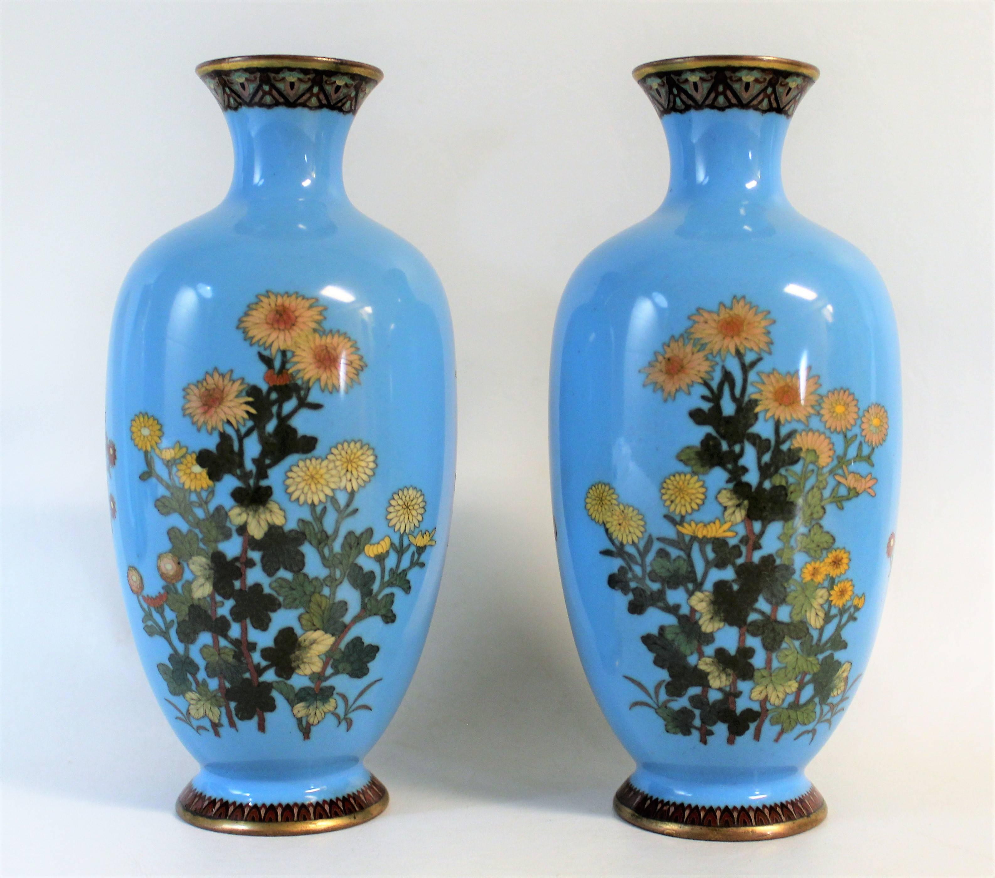 Paar japanische Cloisonné-Vasen aus der Meiji-Zeit (Meiji-Periode)