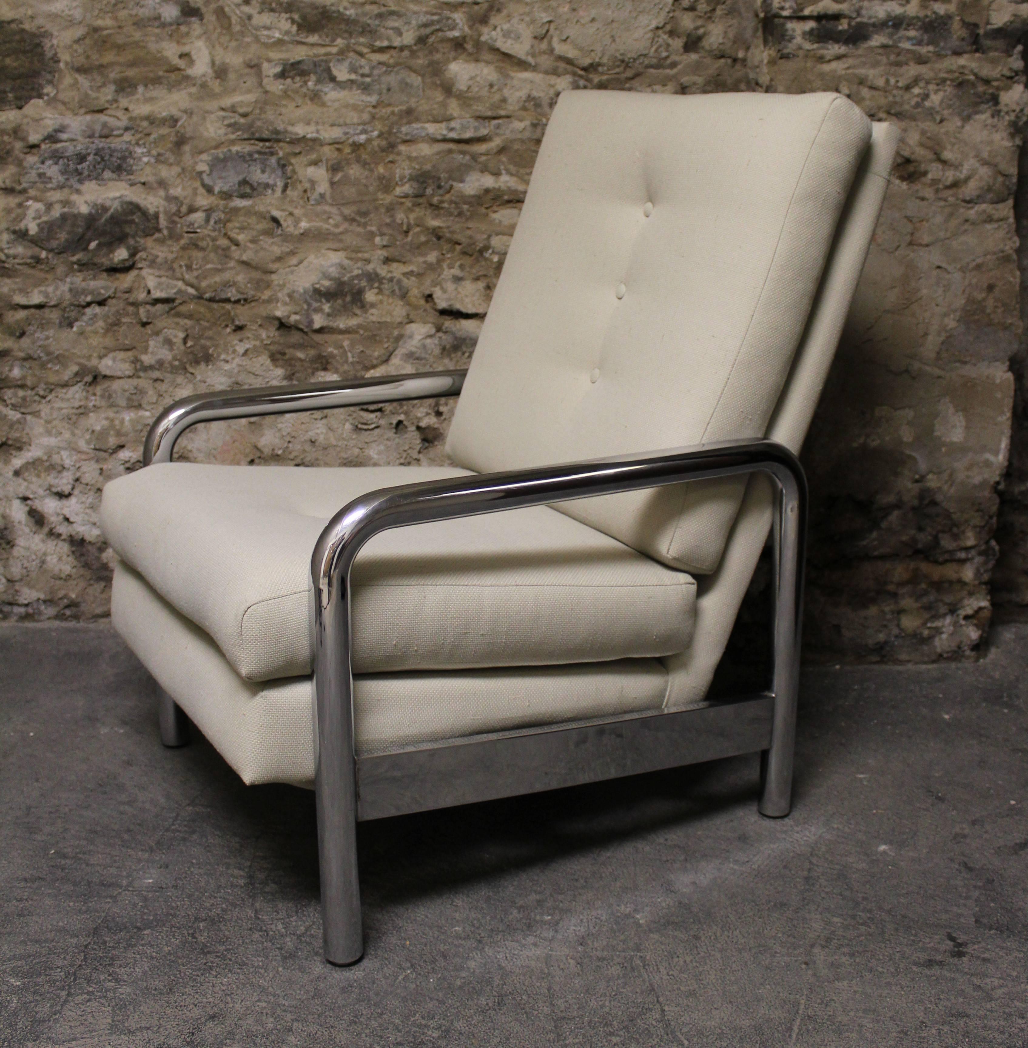 This vintage chromed tubular lounge chair has been designed by Milo Baughman for Thayer Coggin. It reclines to three different positions and the feet are adjustable It has been re-upholstered in a beautiful off-white fabric.