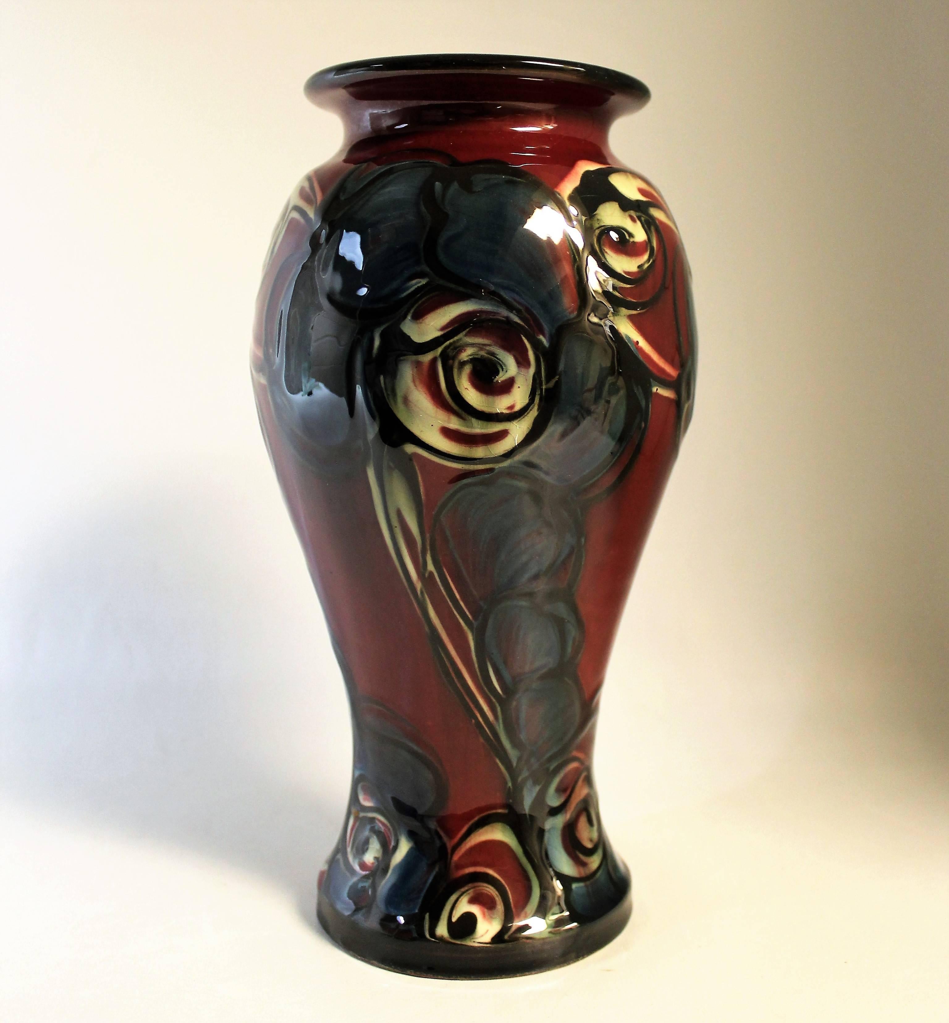 Vase danois Horstens Danico. Réalisé dans le cadre du Skonvirke, qui est la version danoise de l'Art nouveau et qui est arrivé au Danemark un peu plus tard.