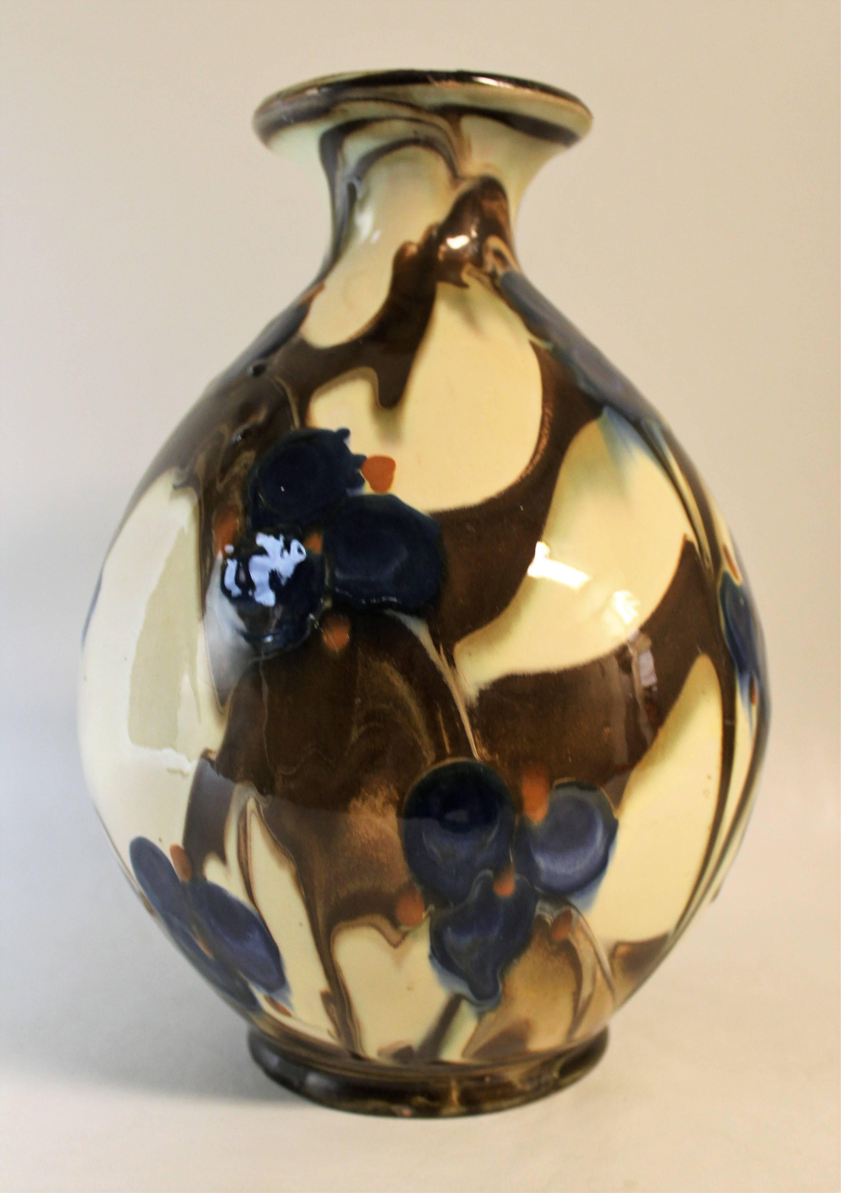 Vase en céramique danoise Art déco Herman August Kahler.