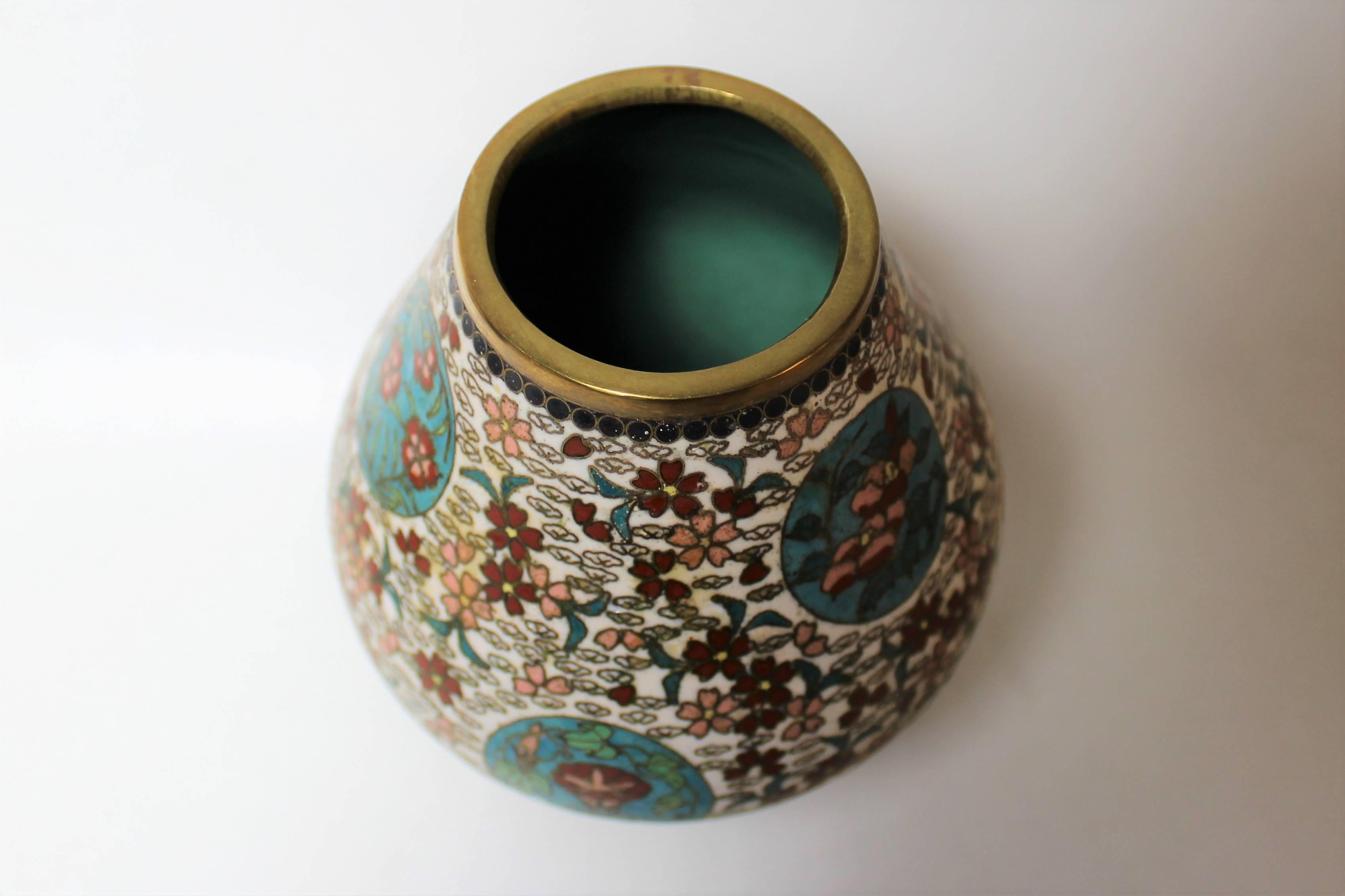 Japanese Meiji Period Cloisonne Vase In Good Condition In Hamilton, Ontario