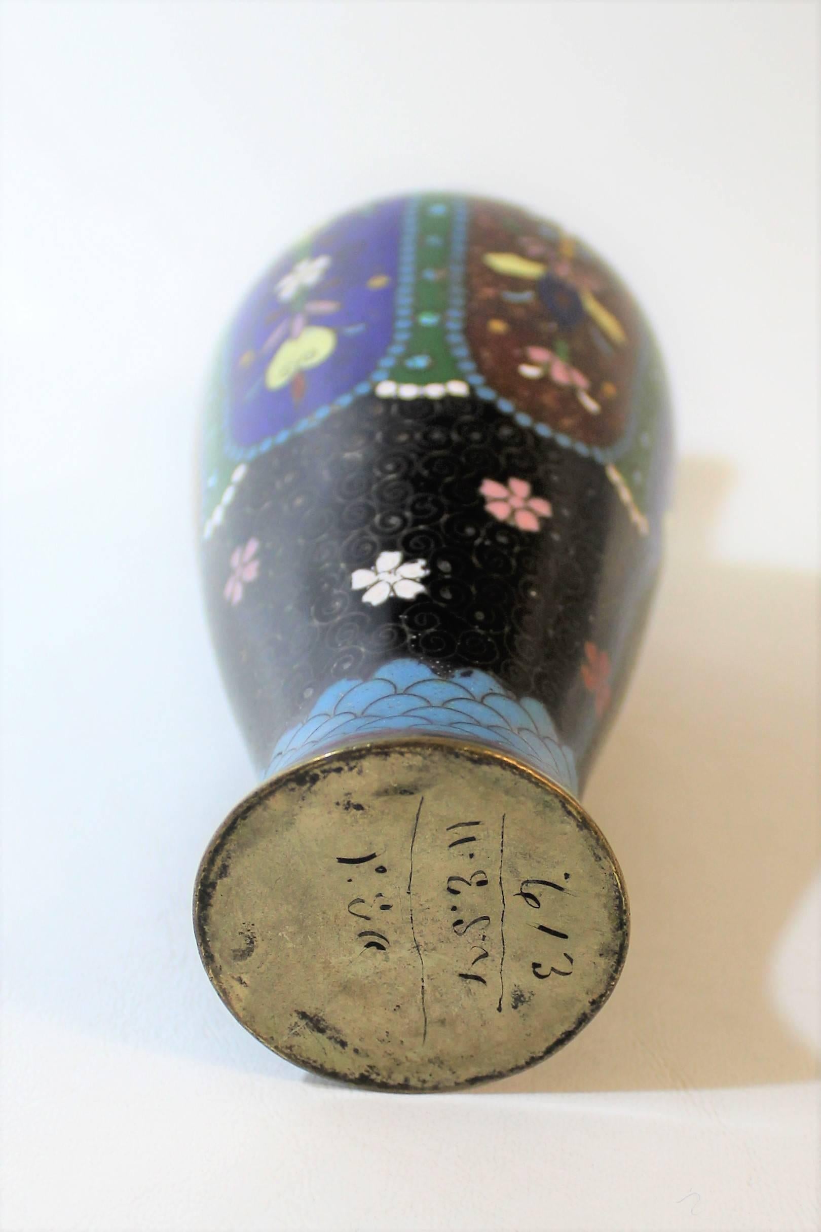 Japanese Meiji Period Cloisonné Vase In Good Condition In Hamilton, Ontario