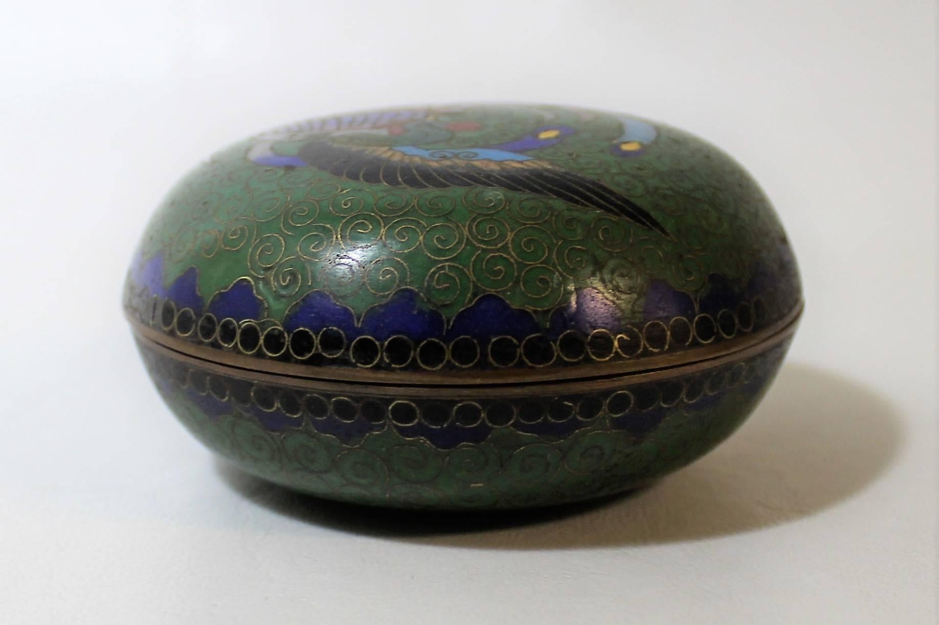 Japanese Meiji Period Cloisonne Trinket or Pill Box In Good Condition In Hamilton, Ontario